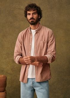 Textura natural do tecido em roupa para ensaio de família com estética clean