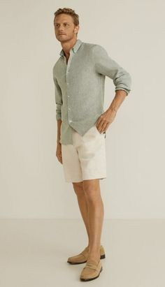 Textura natural do tecido em roupa para ensaio de família com estética clean