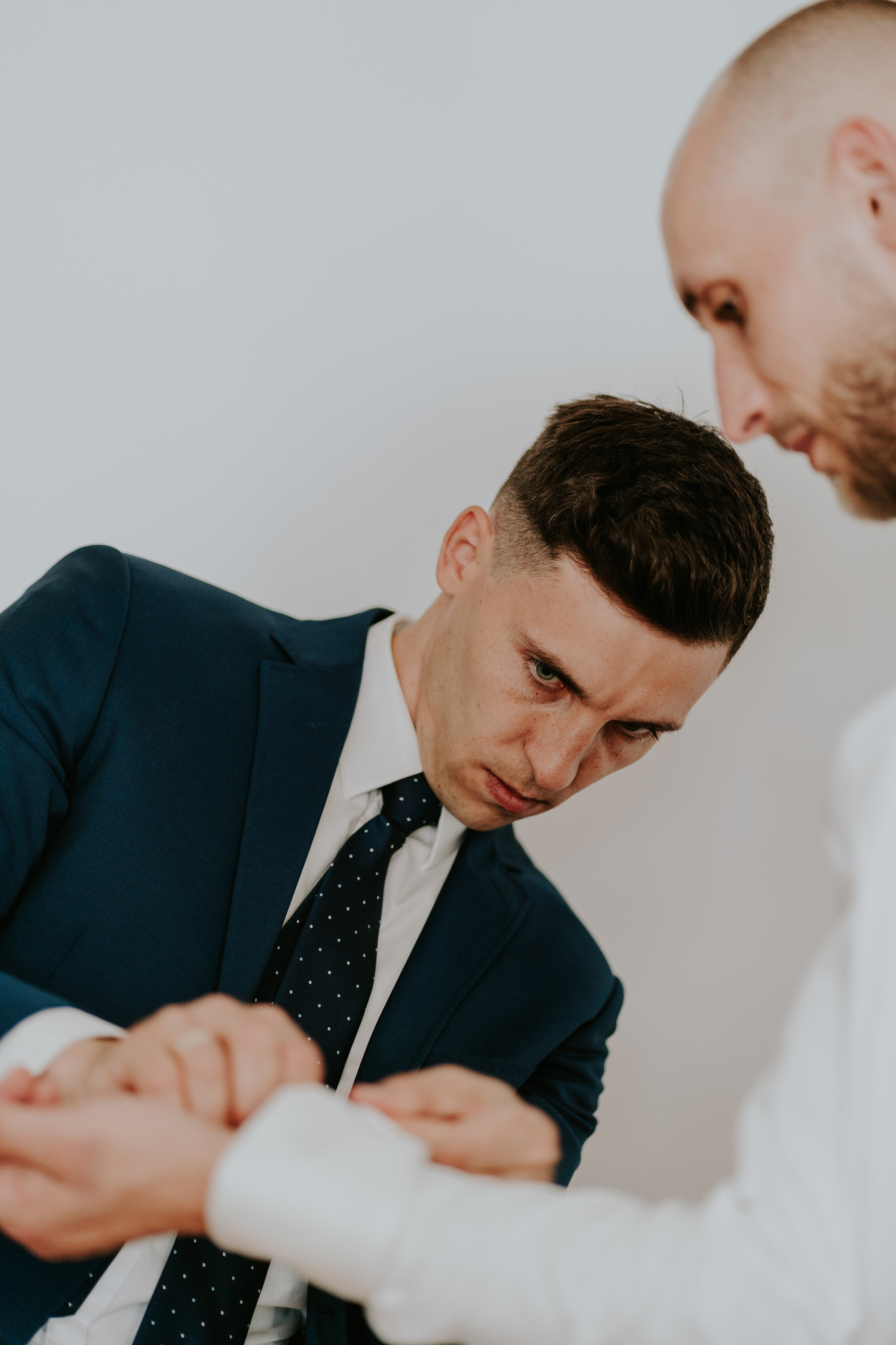 Dwór Wierzbno: plenerowy ślub pod wierzbą. Karkowskafoto - fotografia miłości