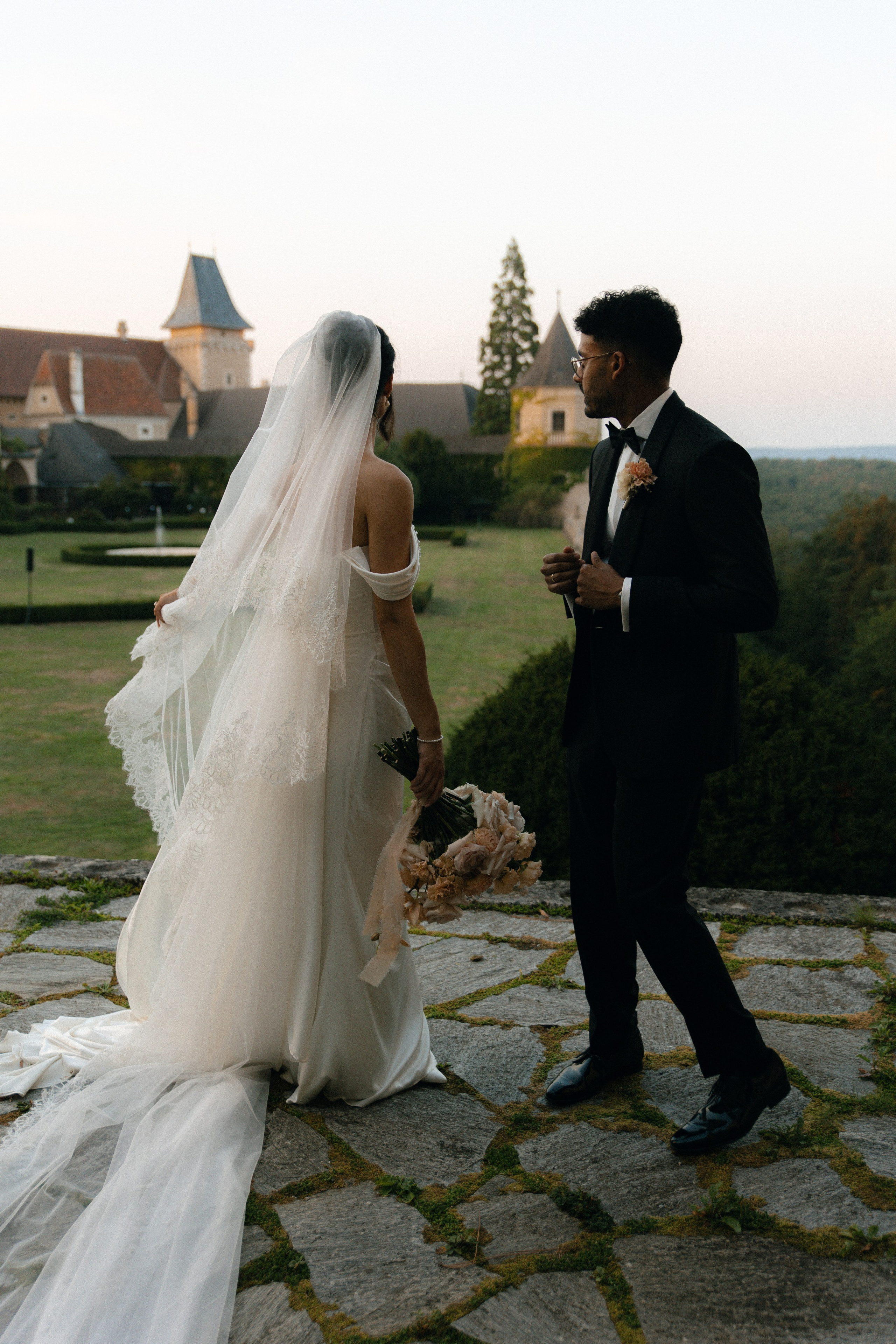 Elegant Castle Wedding in Austria | Alwin & Ruth’s Fairytale Celebration. Wedding photographer and videographer based in Timisoara, Romania