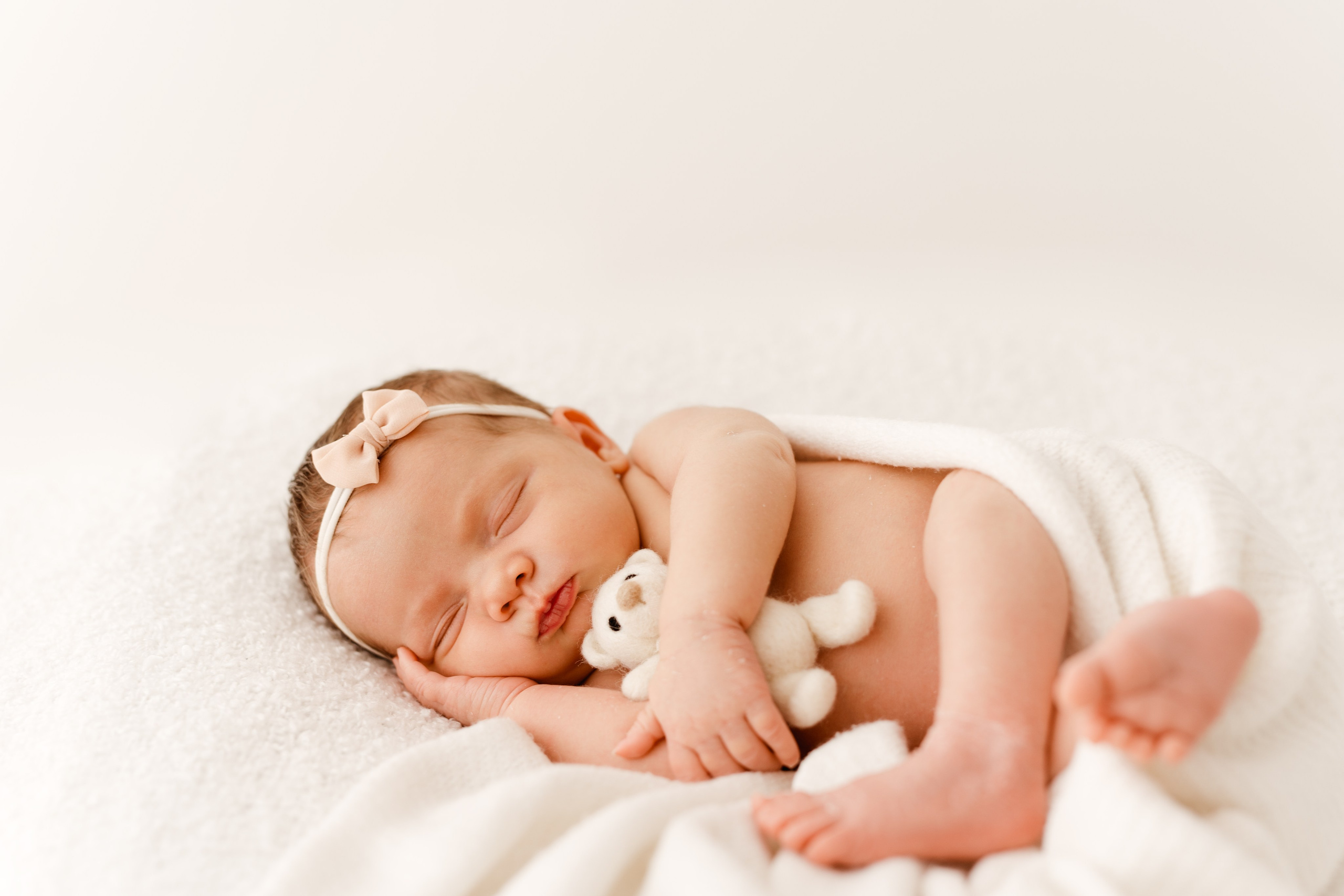 Sesja noworodkowa malutkiej Antosi. Fotograf Łódź - sesja ciążowa, noworodkowa, dziecięca. Studio w Łodzi