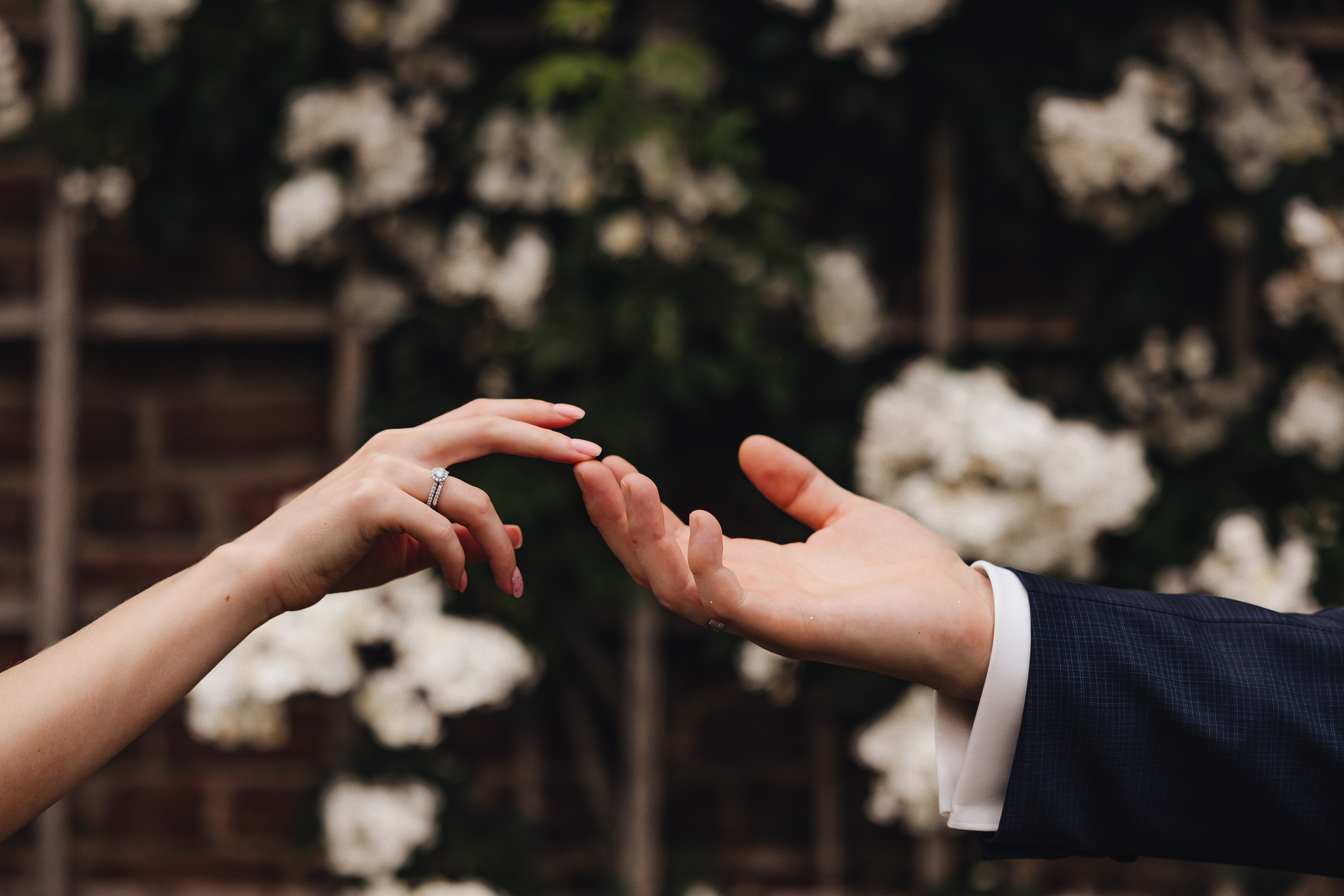 Hochzeit im Schloss Benrath – Hochzeitsfotografie vom Getting Ready bis zum Feuerwerk. Hochzeitsfotograf für exklusive Hochzeiten in NRW: Düsseldorf, Bochum, Dortmund, Essen, Duisburg, Wuppertal, Krefeld, Münster, Köln, Bonn, Aachen. Traumhafte Hochzeiten in Schloss Nordkirchen, Schloss Dyck, Schloss Hugenpoet, Schloss Gartrop, Schloss Rheydt, Schloss Wickrath, Burg Bergerhausen und weiteren exklusiven Locations.