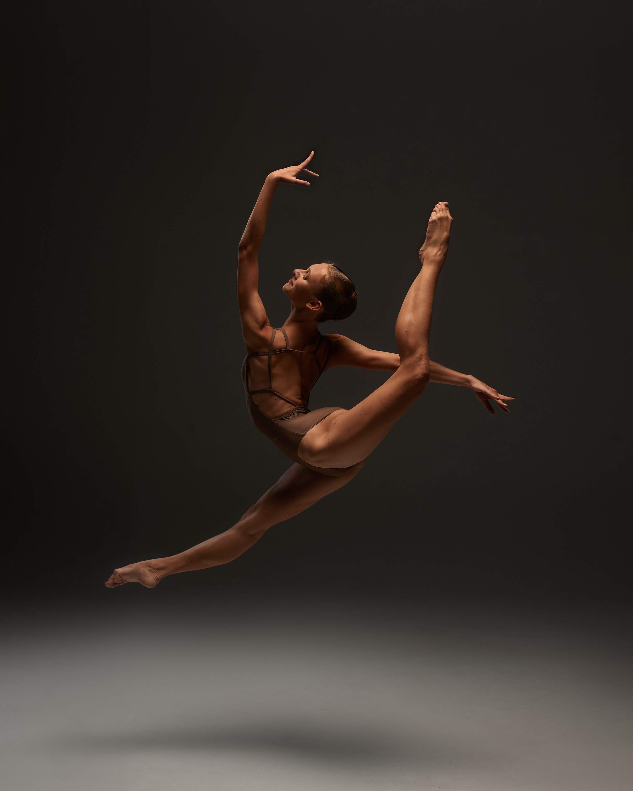 Sesja zdjęciowa dla baleriny | Gra światła i cienia w studio. Portrait & Fashion Photographer | Сannes, Paris, Monaco, Dubai, Kyiv — - Alisa Postnykova