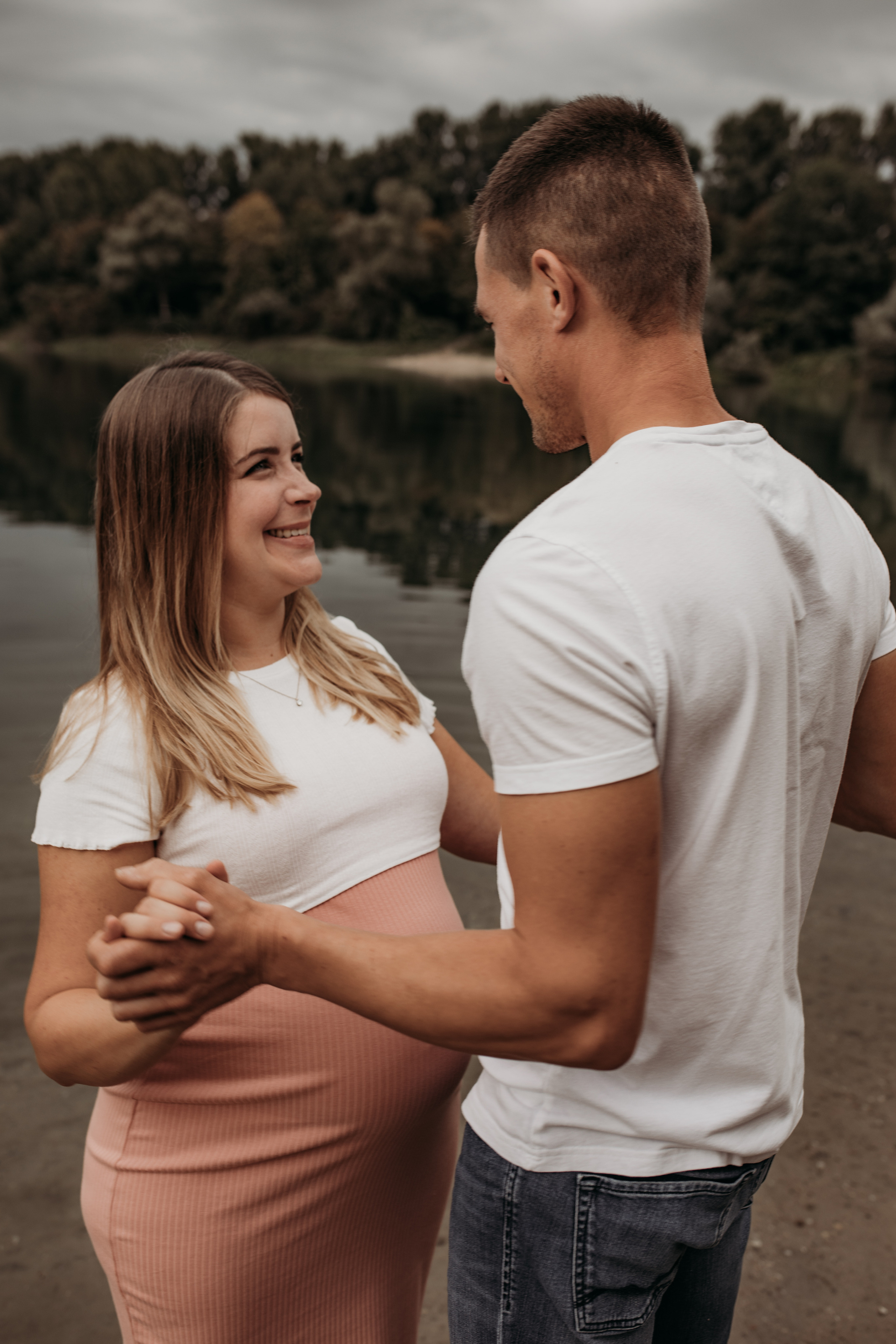 Authentische  Babybauchfotos zu zweit outdoor.