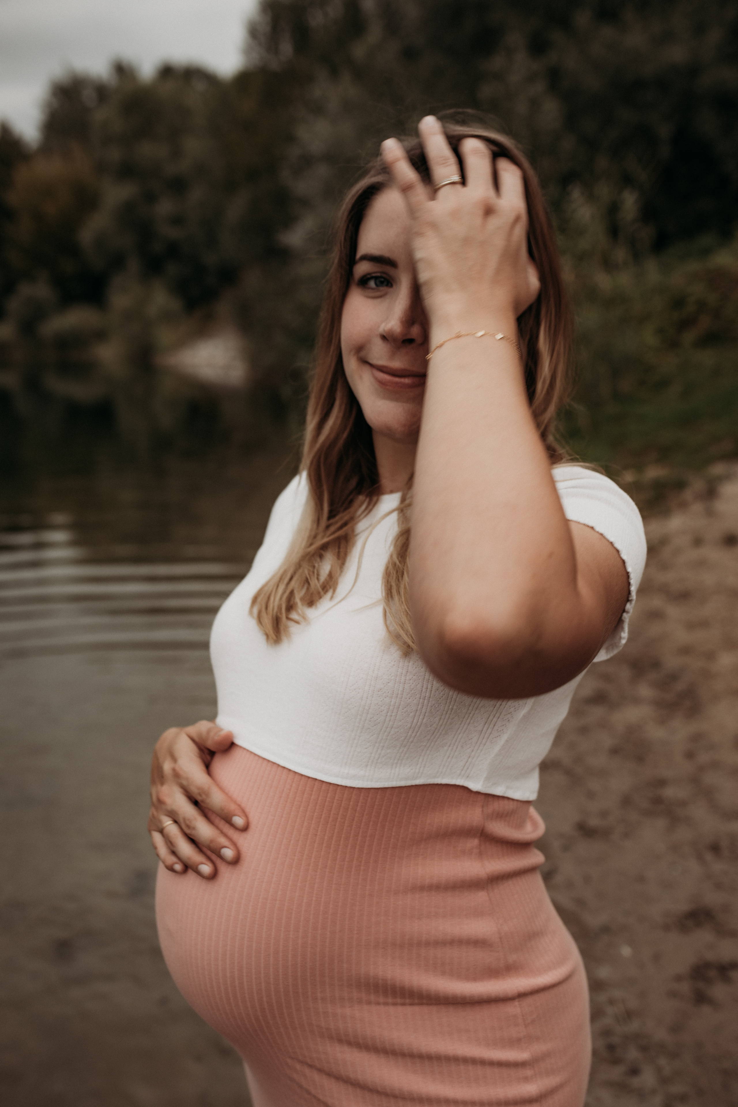 Authentische  Babybauchfotos zu zweit outdoor.
