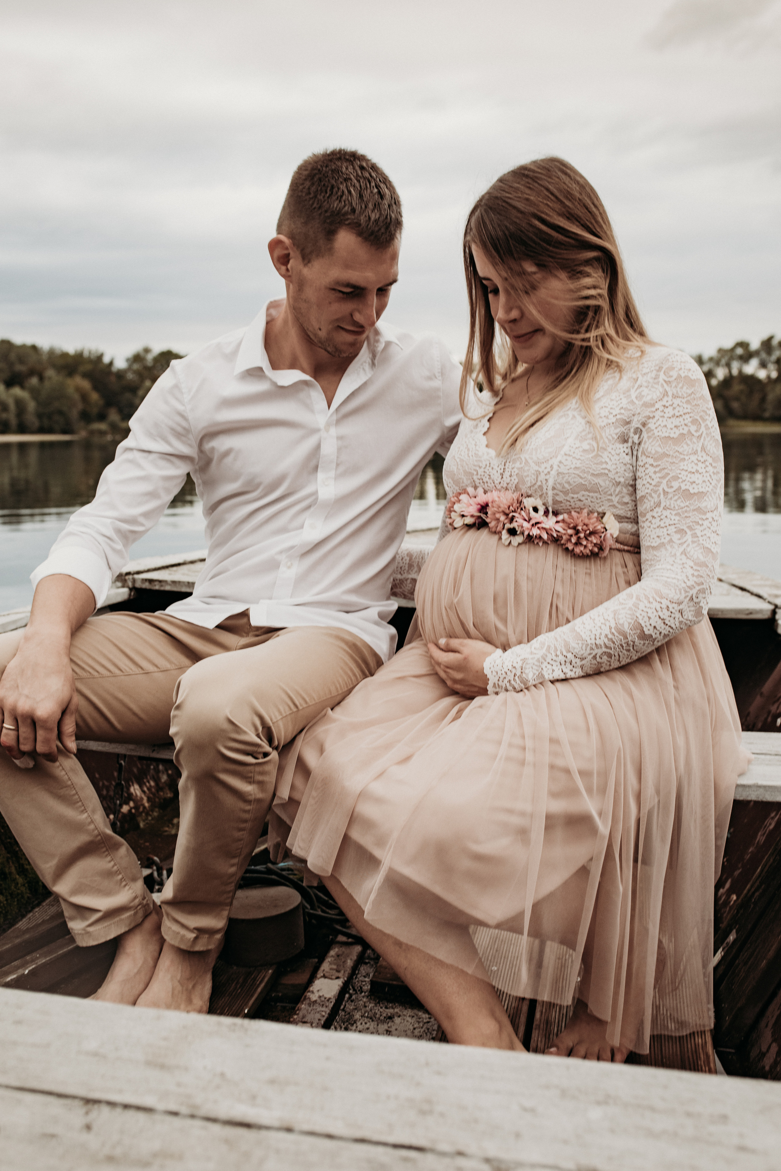 Schöne  Babybauchfotos zu zweit outdoor.