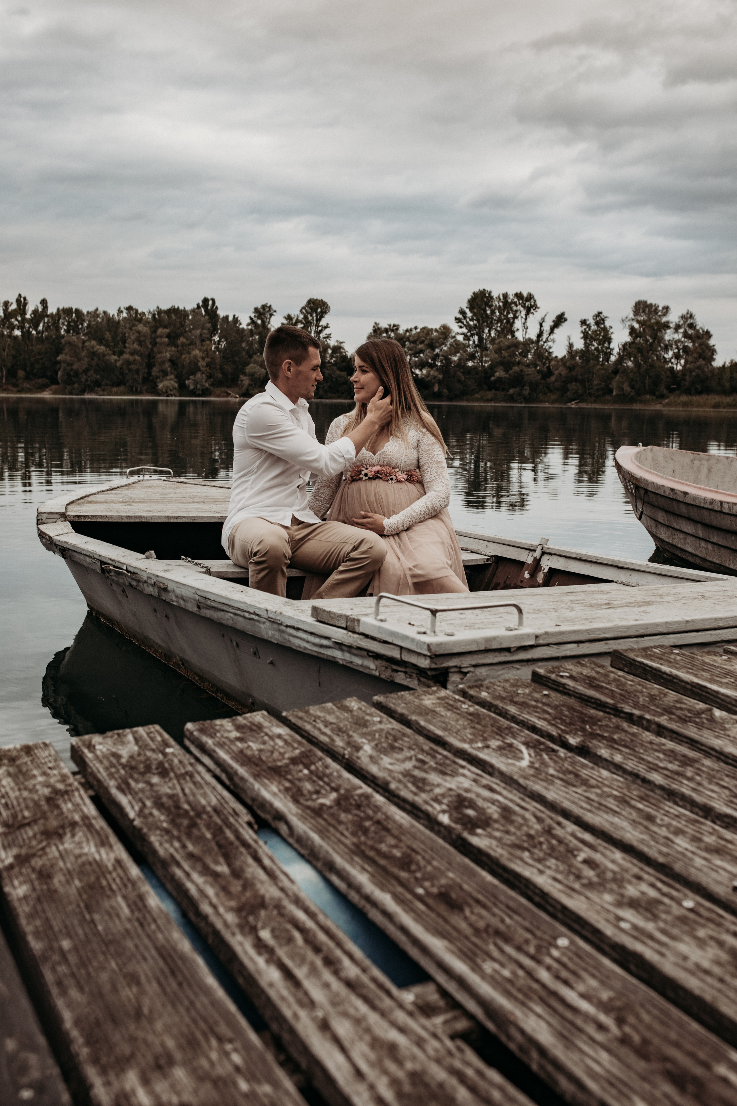 Lifestyle  Babybauchfotos zu zweit outdoor.