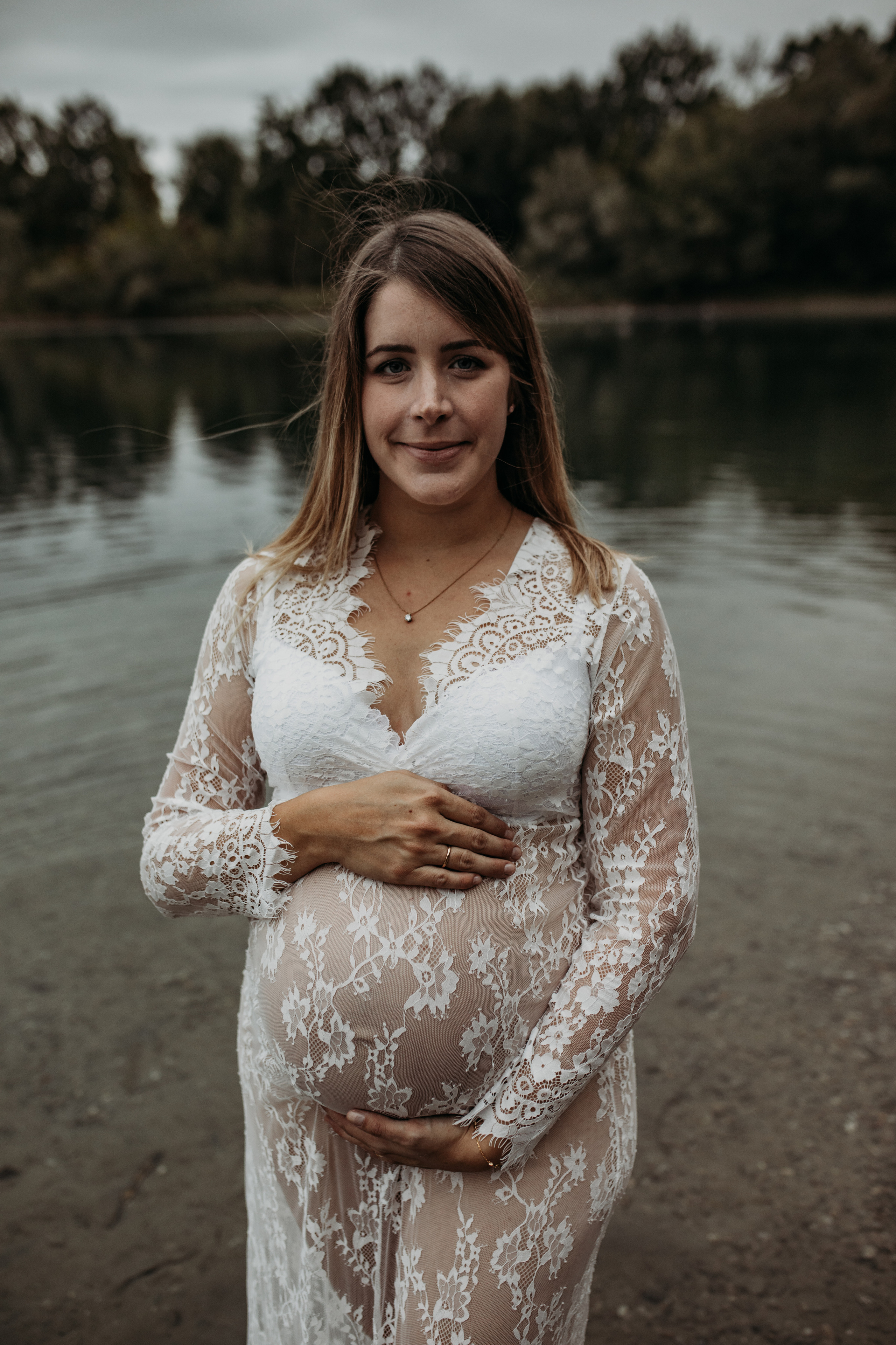 Schöne  Babybauchfotos zu zweit outdoor.