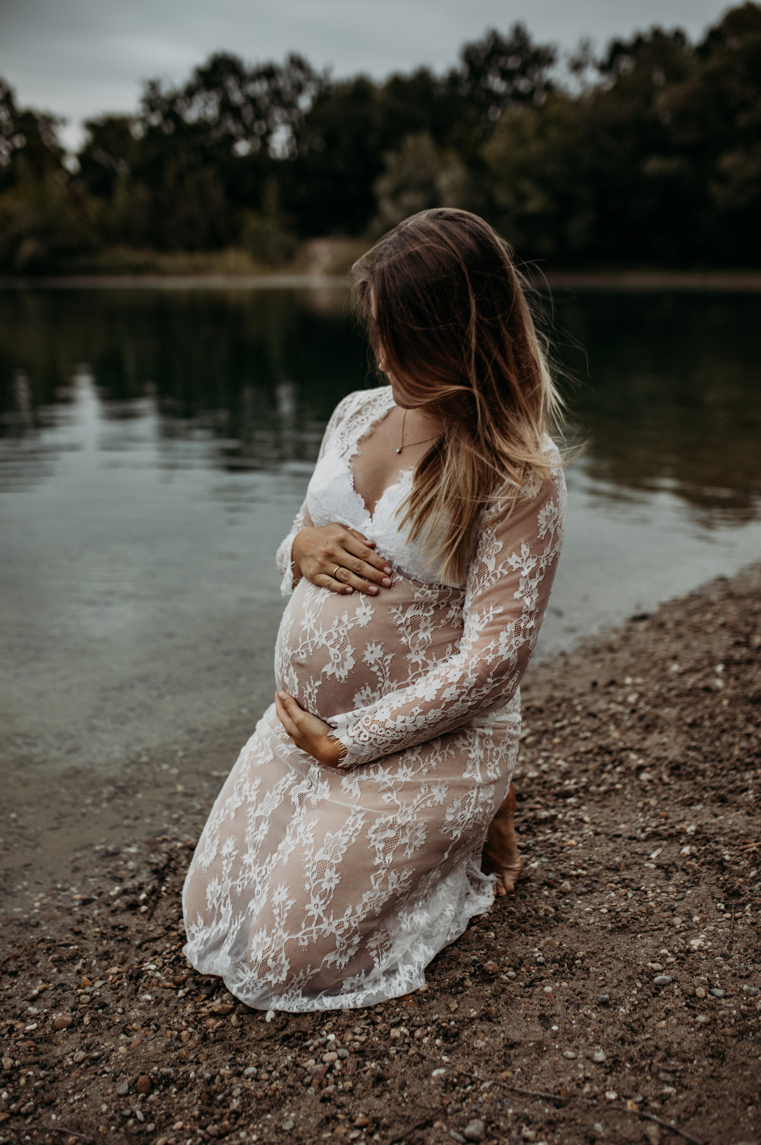 Lifestyle  Babybauchfotos zu zweit outdoor.