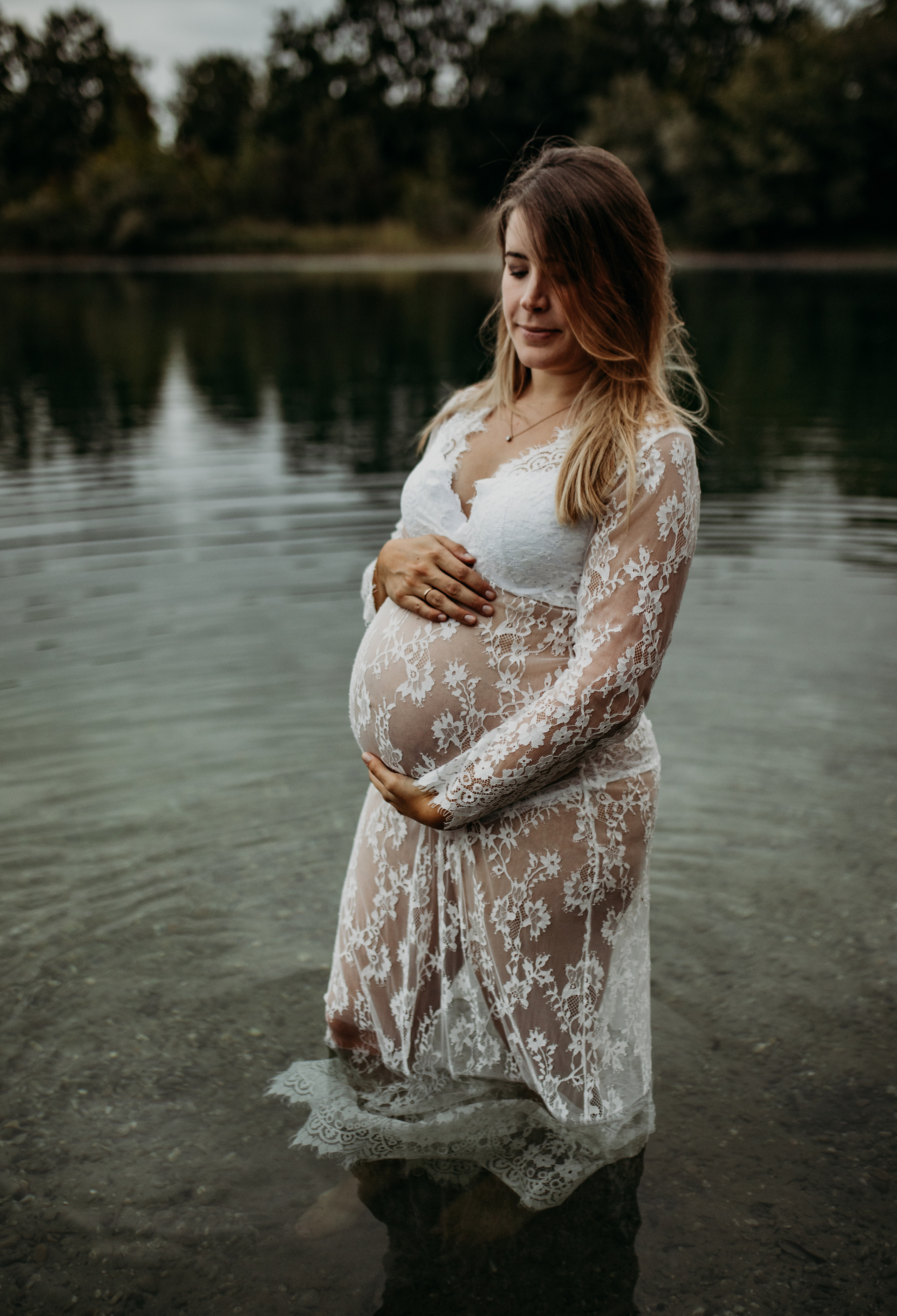 Lifestyle  Babybauchfotos zu zweit outdoor.