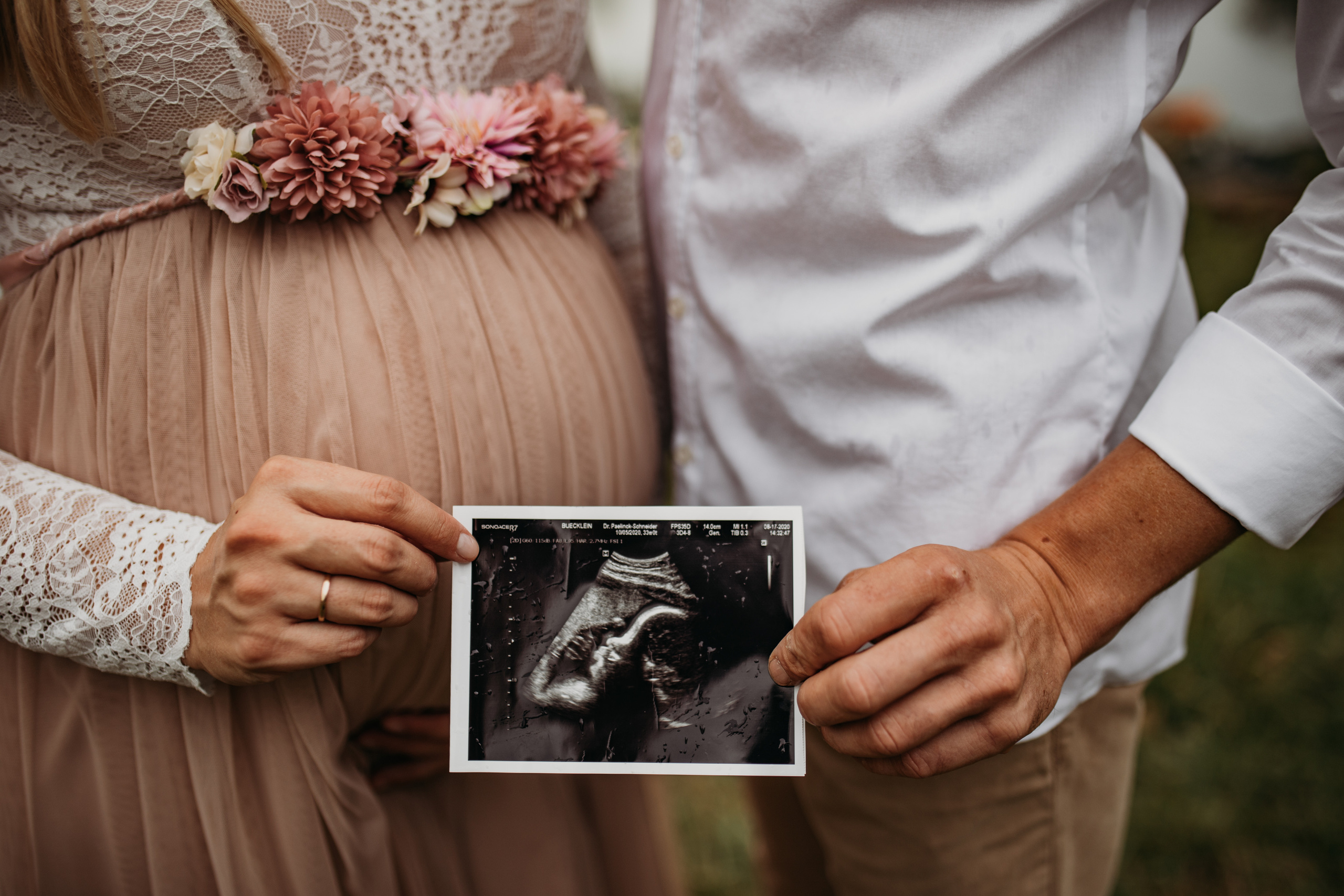 Schöne  Babybauchfotos zu zweit outdoor.
