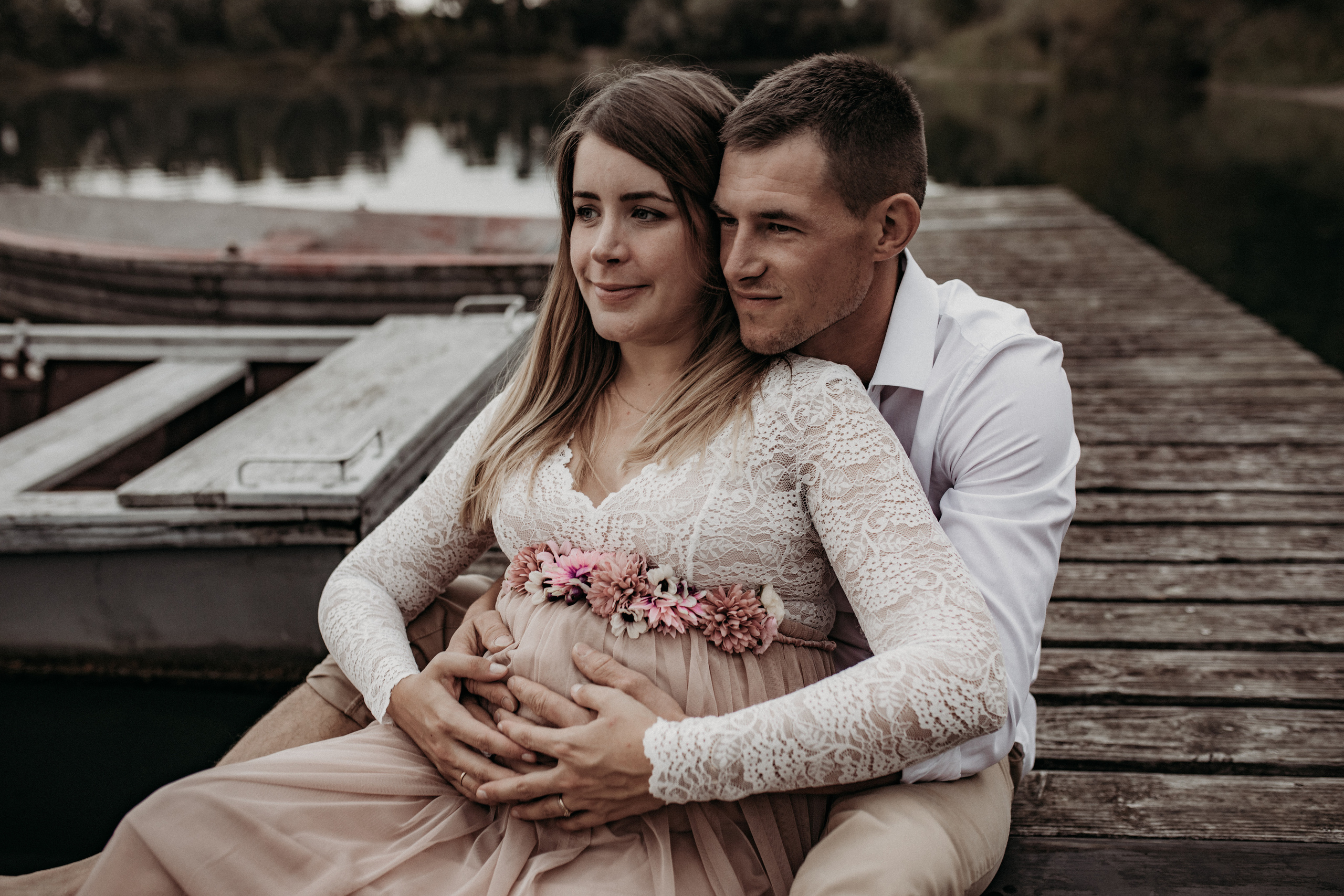 Lifestyle  Babybauchfotos zu zweit outdoor.