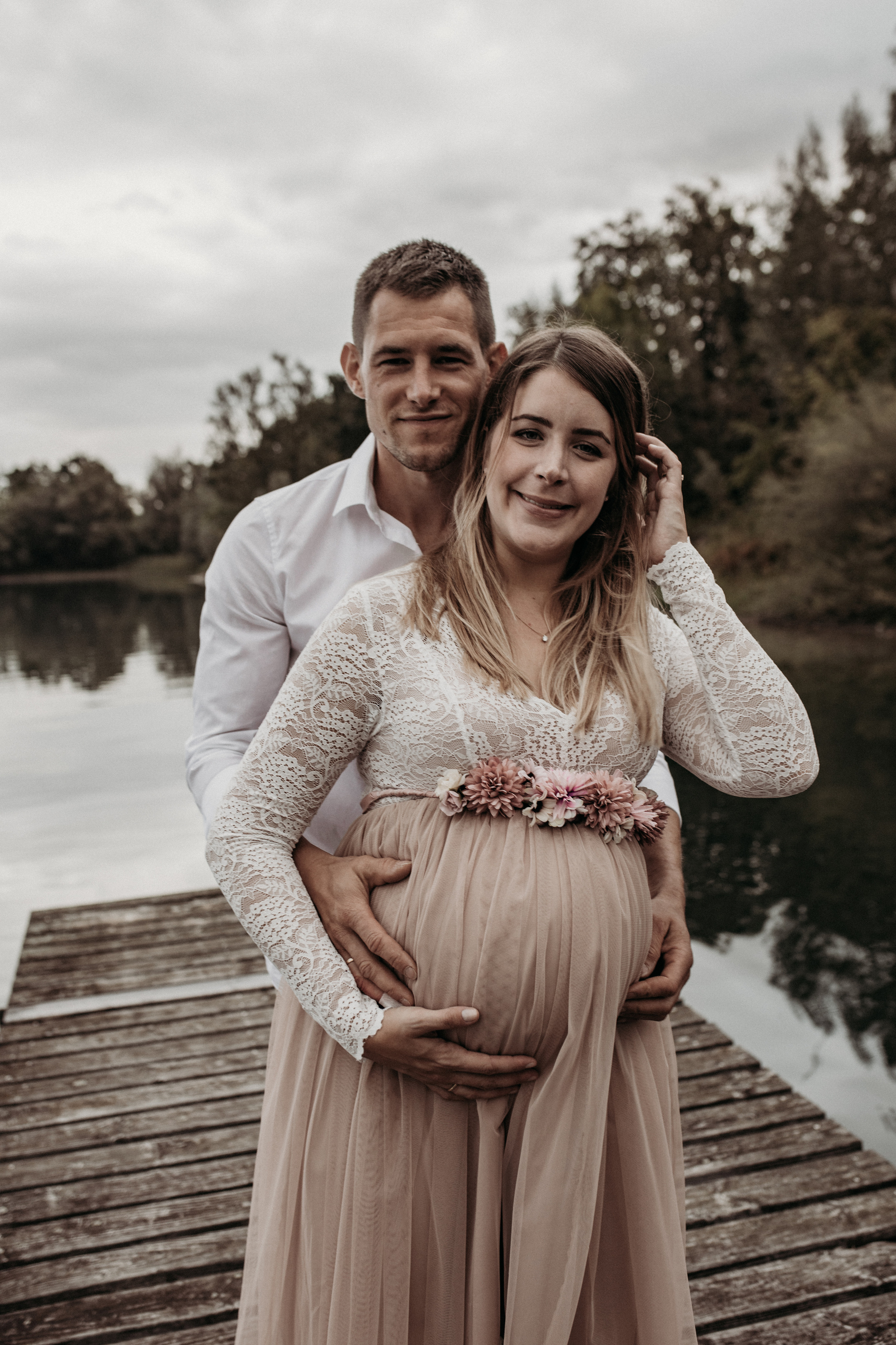 Lifestyle  Babybauchfotos zu zweit outdoor.