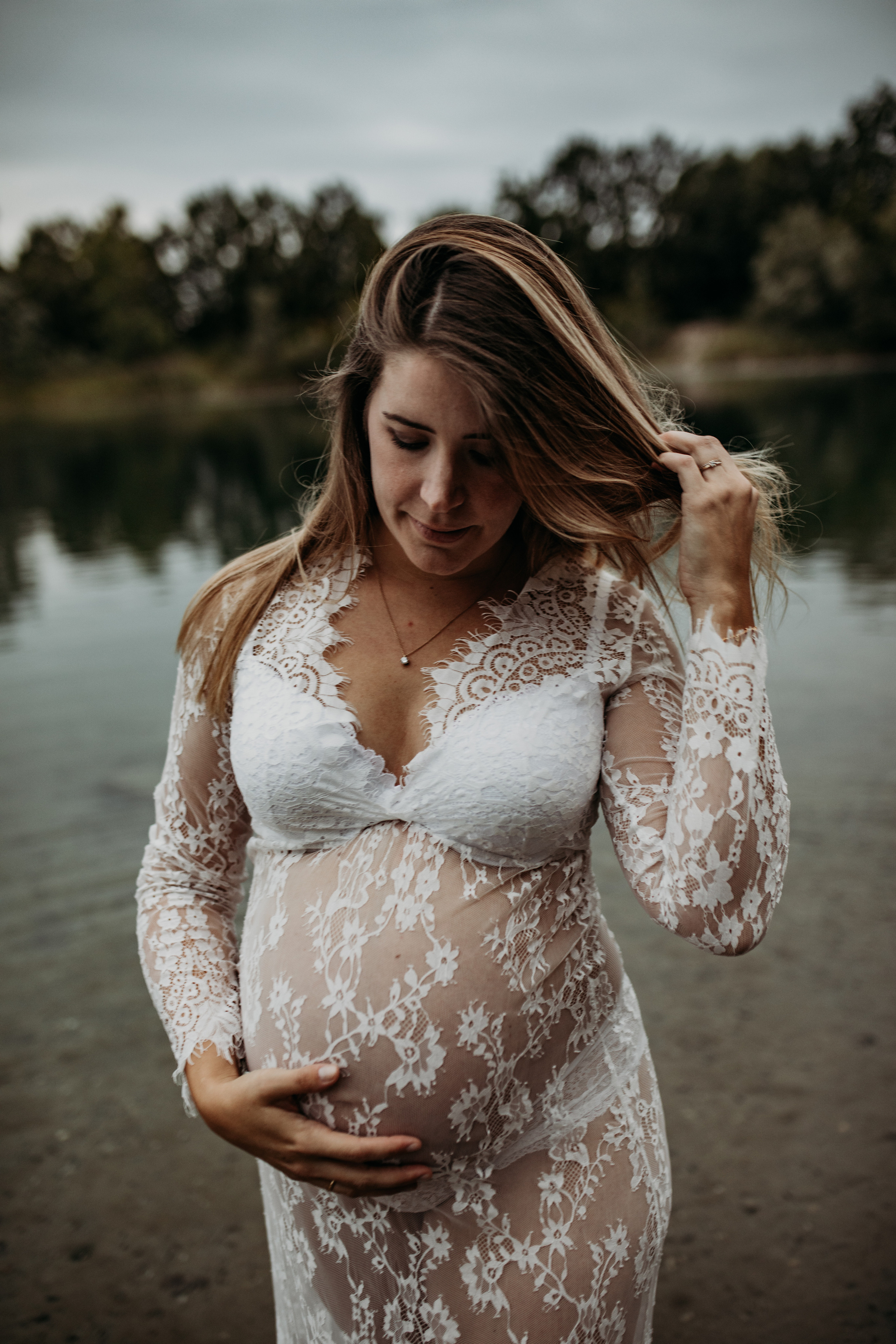 Authentische  Babybauchfotos zu zweit outdoor.