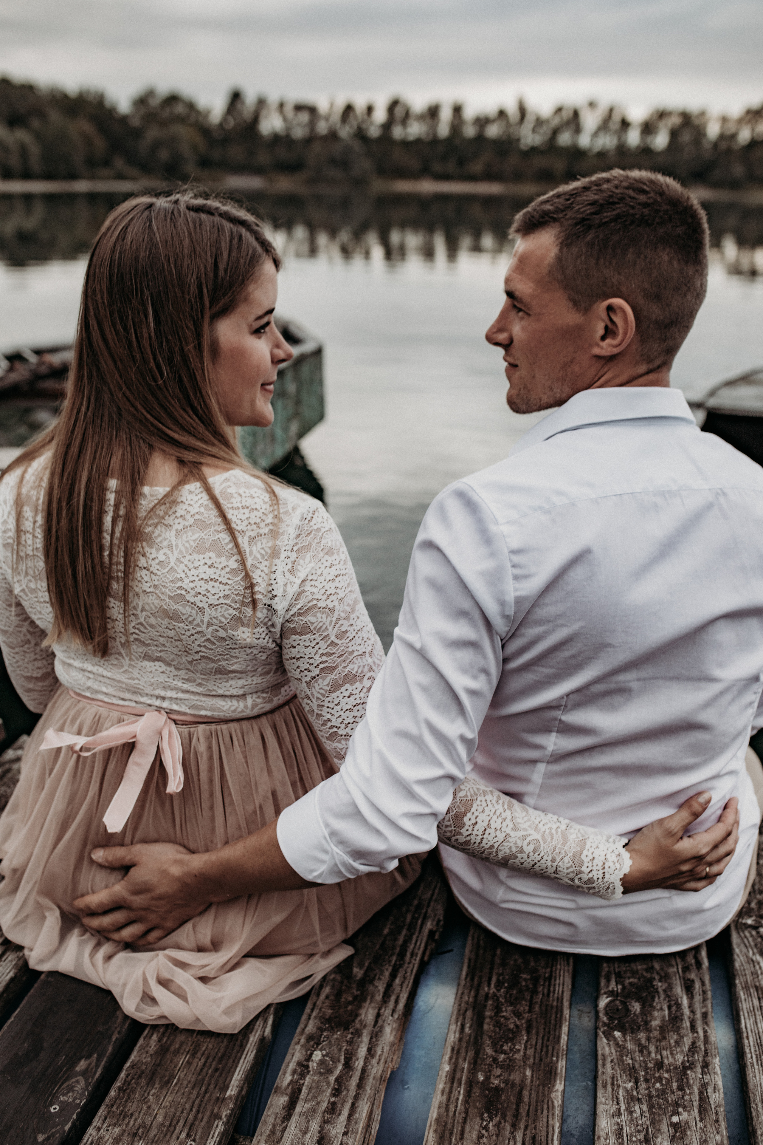 Lifestyle  Babybauchfotos zu zweit outdoor.