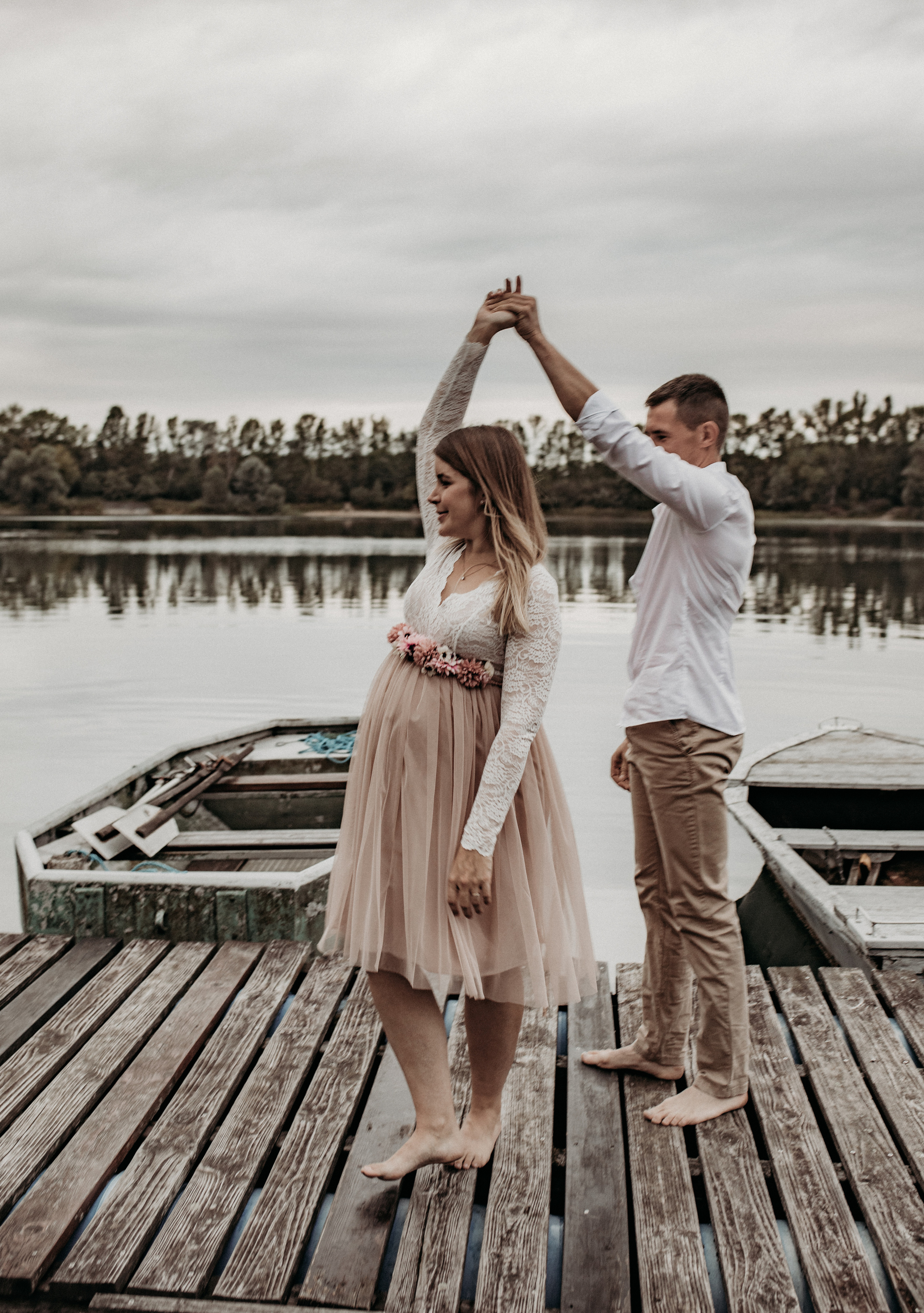 Lifestyle  Babybauchfotos zu zweit outdoor.
