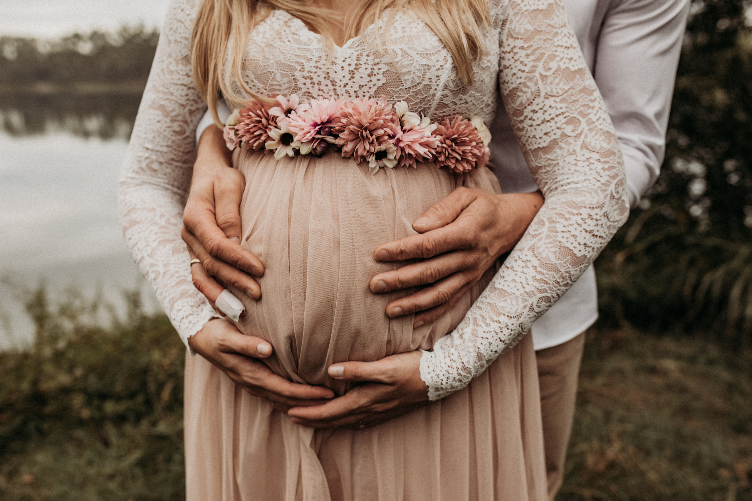 Authentische  Babybauchfotos zu zweit outdoor.