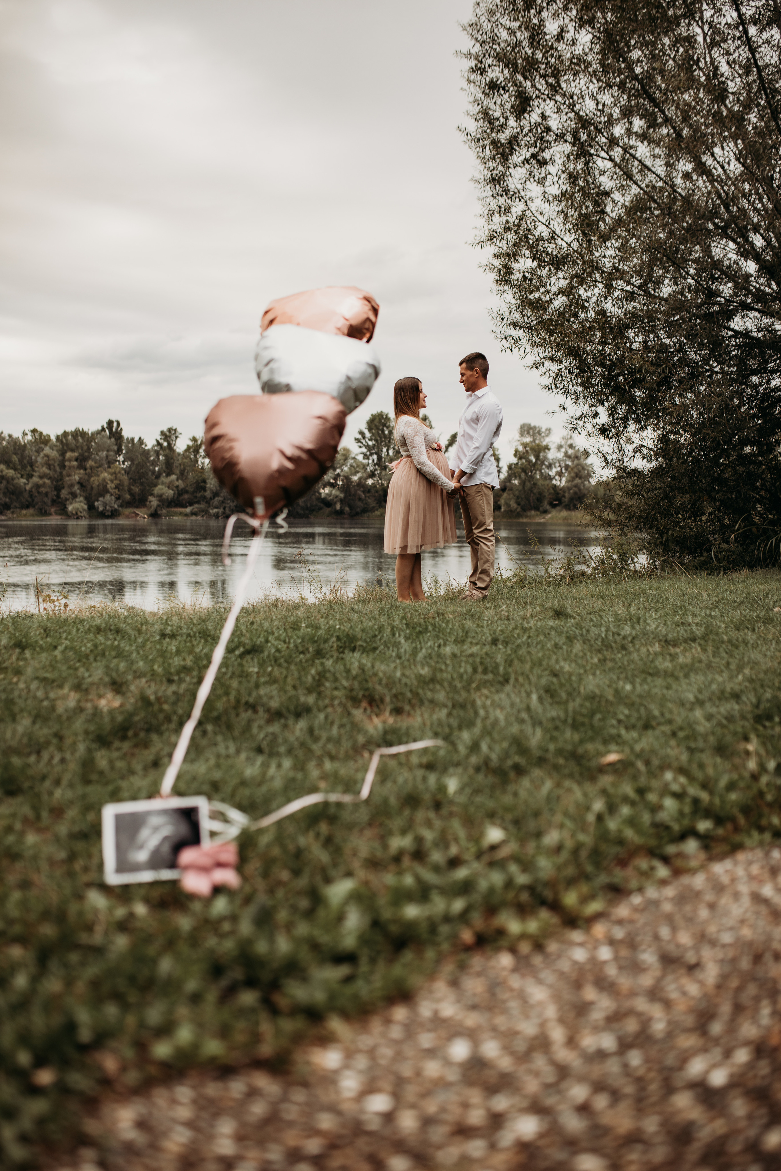 Lifestyle  Babybauchfotos zu zweit outdoor.