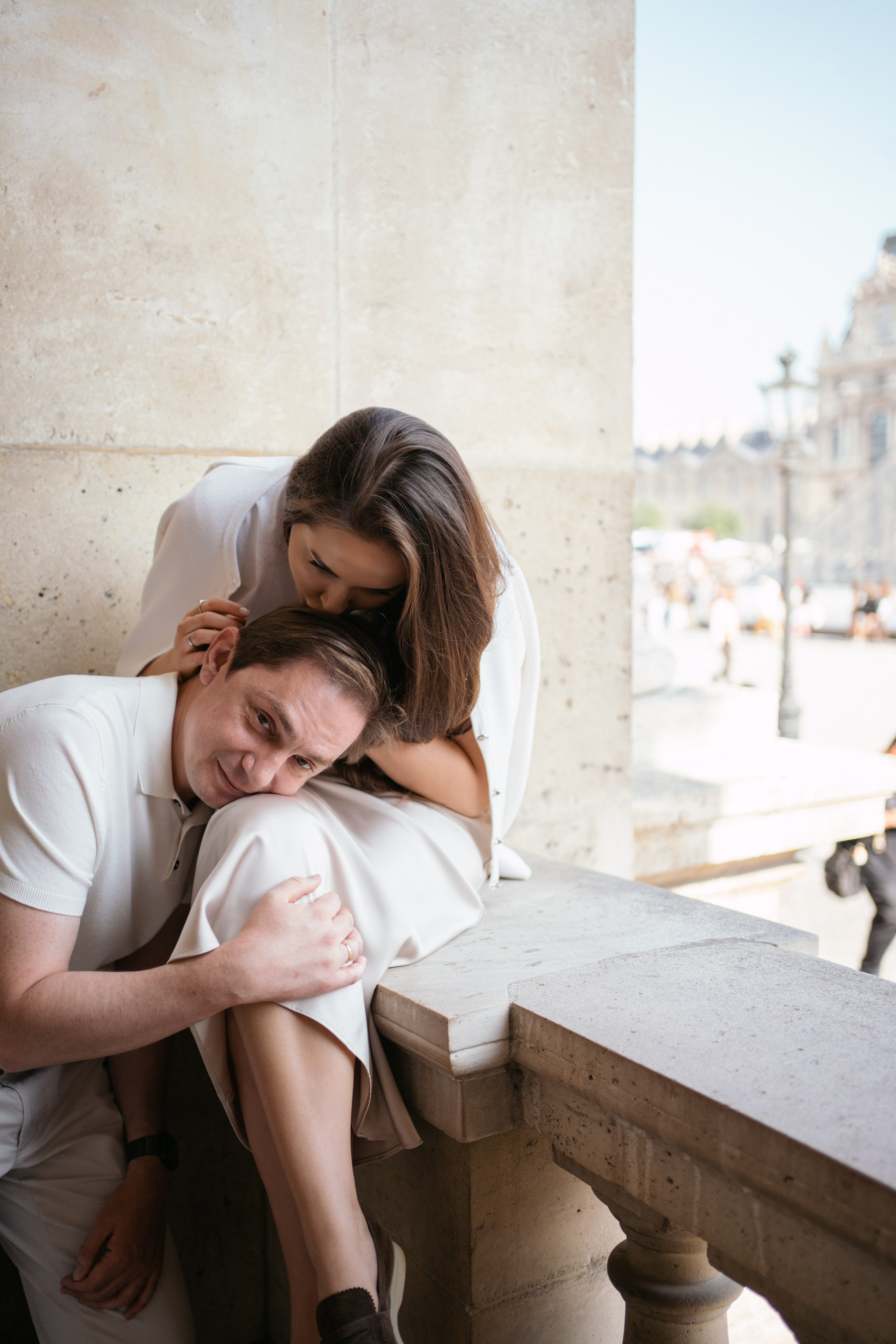 парная фотосессия в Париже, пирамида Лувра