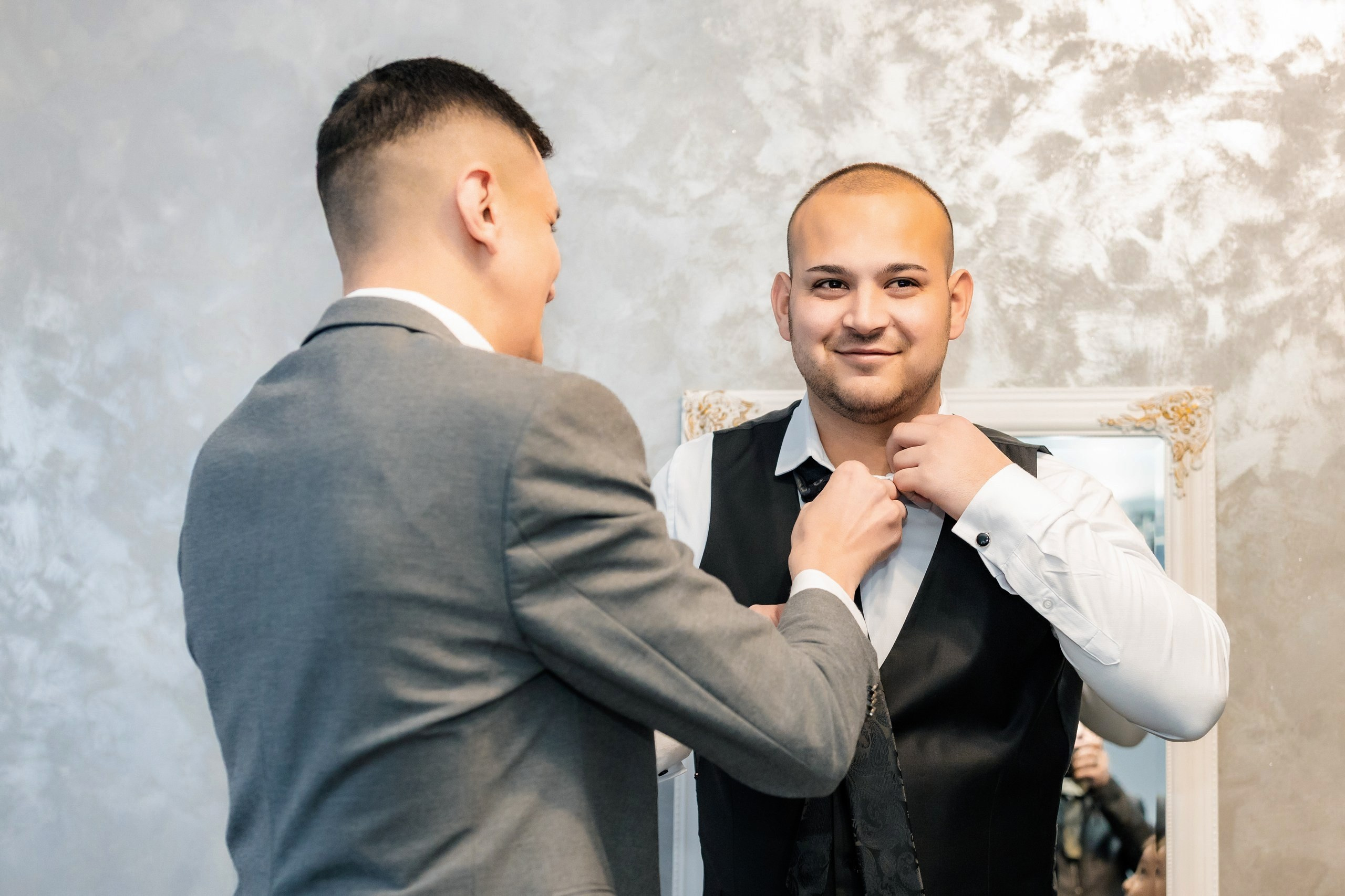 Fotograf nuntă Târgu Neamț – Samuel și Roxana, fotografie autentică realizată de AlinoFotoStudio 2. Fotograf nuntă Iași, Bacău, Suceava și Botoșani – Alin Chirilă surprinzând momente reale de nuntă 3. Fotografie de nuntă cu emoție și credință – AlinoFotoStudio, fotograf povestitor 4. Fotograf profesionist nuntă în Moldova – cadre naturale și pline de emoție 5. Alin Chirilă fotograf nuntă – poveste reală surprinsă prin fotografie 6. Fotograf nuntă cu stil documentar – momente autentice din ziua nunții Pregătiri mireasă acasă – fotografie naturală realizată de Alin Chirilă fotograf nuntă 8. Detalii din ziua nunții – fotograf nuntă Iași și Botoșani, AlinoFotoStudio 9. Emoții din dimineața nunții – fotograf profesionist Moldova 10. Cadre autentice din pregătiri – fotograf nuntă Suceava și Bacău Ceremonie religioasă nuntă – moment emoționant surprins de fotograf Alin Chirilă 12. Nuntă cu valori creștine – fotografie din biserică realizată cu discreție 13. Rugăciune și emoție în ziua nunții – fotograf nuntă Târgu Neamț 14. Legământ în fața lui Dumnezeu – fotografie de nuntă autentică 15. Fotograf nuntă biserică – momente sincere și pline de semnificație Petrecere de nuntă – cadre naturale realizate de AlinoFotoStudio 17. Bucurie și dans la nuntă – fotograf nuntă Iași și împrejurimi 18. Momente autentice de la restaurant – fotograf nuntă Bacău Suceava 19. Atmosferă de nuntă surprinsă discret – Alin Chirilă fotograf -AlinoFotoStudio – fotograf nuntă cu abordare naturală și emoțională 21. Alin Chirilă fotograf – povestitor prin fotografie de nuntă 22. Fotograf nuntă în Moldova – stil documentar și autentic 23. Fotografie de nuntă sinceră și elegantă – AlinoFotoStudio- Fotograf nuntă Iași Bacău Suceava Botoșani – Alin Chirilă AlinoFotoStudio 26. Fotograf nuntă Târgu Neamț și Moldova – fotografie profesională de eveniment 27. Fotograf nuntă cu valori creștine și stil documentar – AlinoFotoStudio - Alin Chirilă – AlinoFotoStudio Fotograf nuntă Iași • Bacău • Suceava • Botoșani - Samuel & Roxana, Târgu Neamț -Momente reale, trăite sincer și păstrate pentru totdeauna.