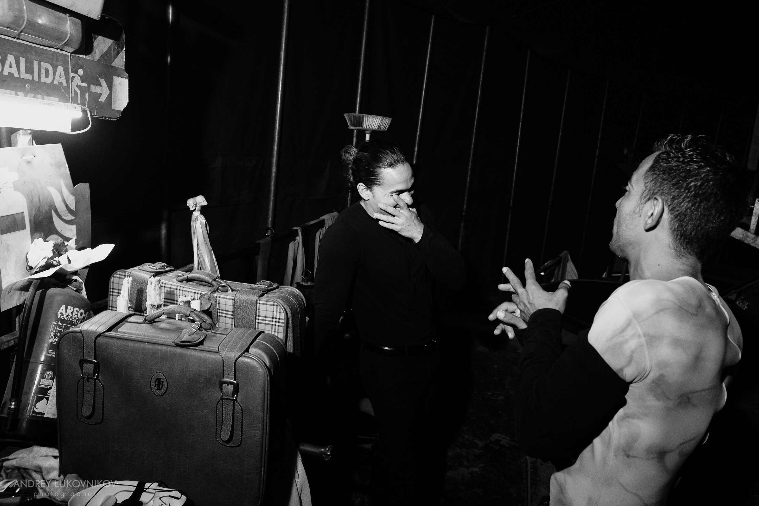 Sesión de fotos entre bastidores en El Circo Encantado: la vida de los artistas tras bambalinas