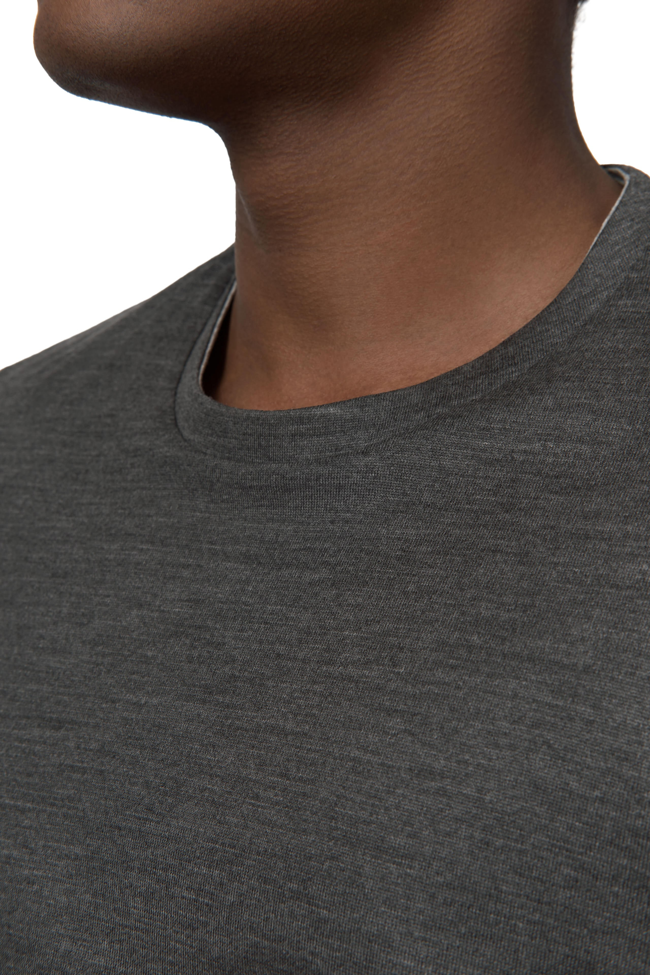 Nahaufnahme – Hals- und Ausschnittpartie eines dunkelgrauen Pullovers.
