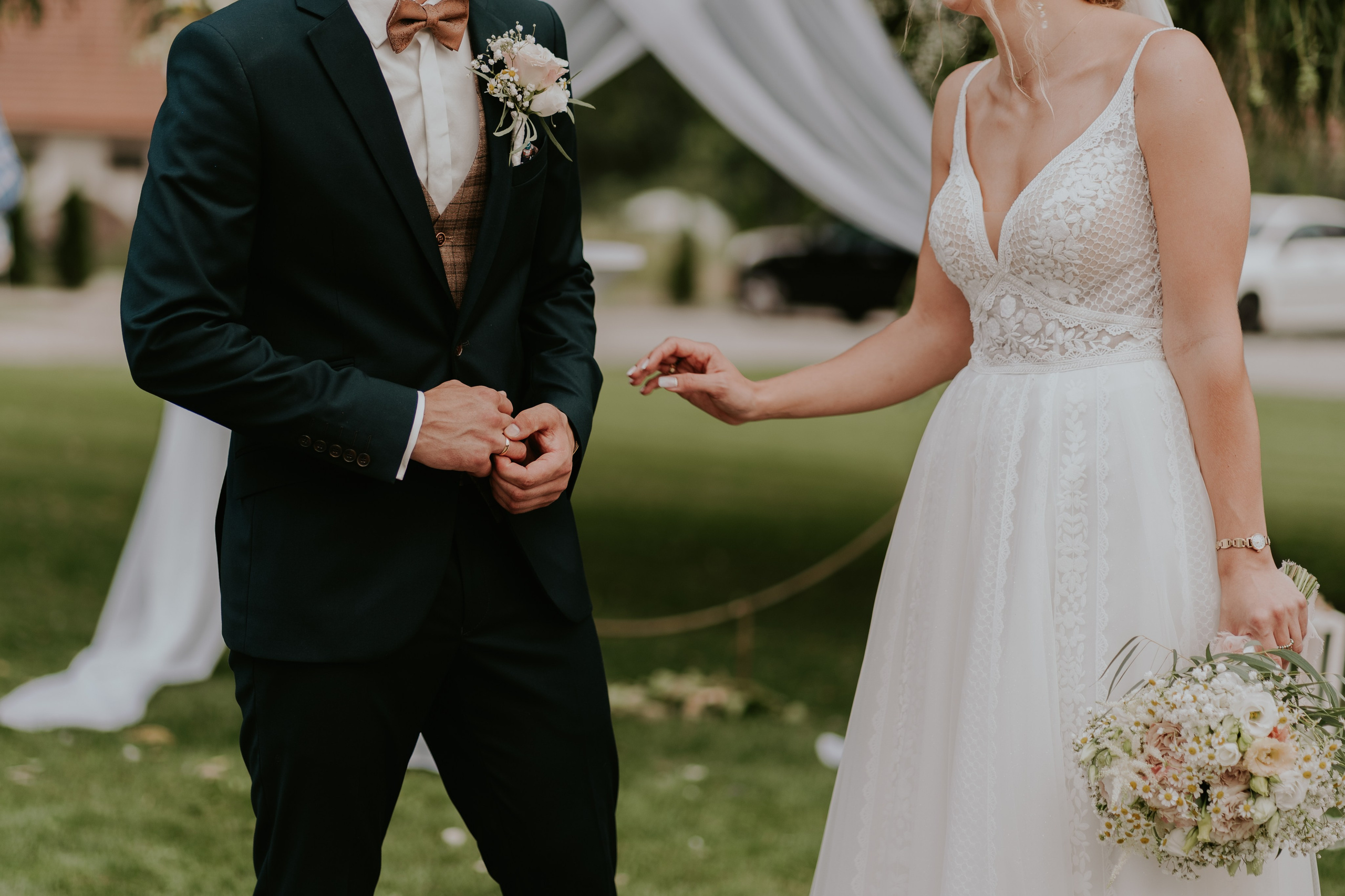 Dwór Wierzbno: plenerowy ślub pod wierzbą. Karkowskafoto - fotografia miłości