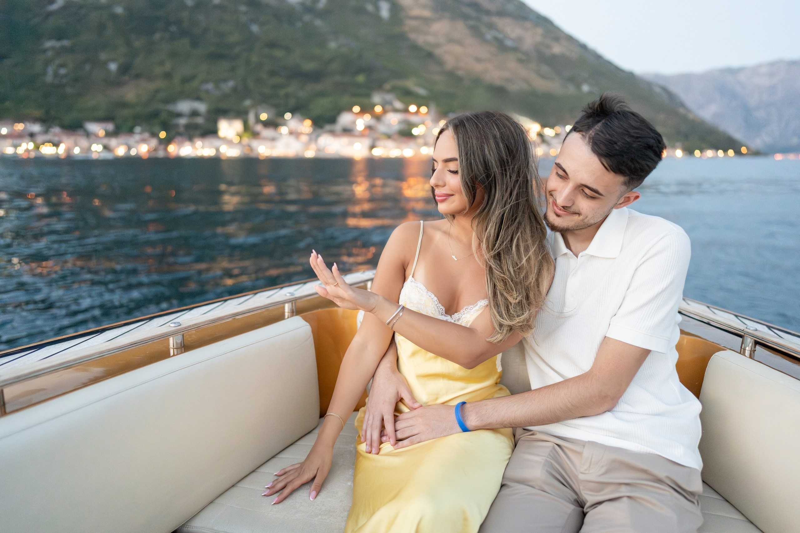 Etter solnedgang: Et sent kveldsfrieri på båt i Perast, Montenegro