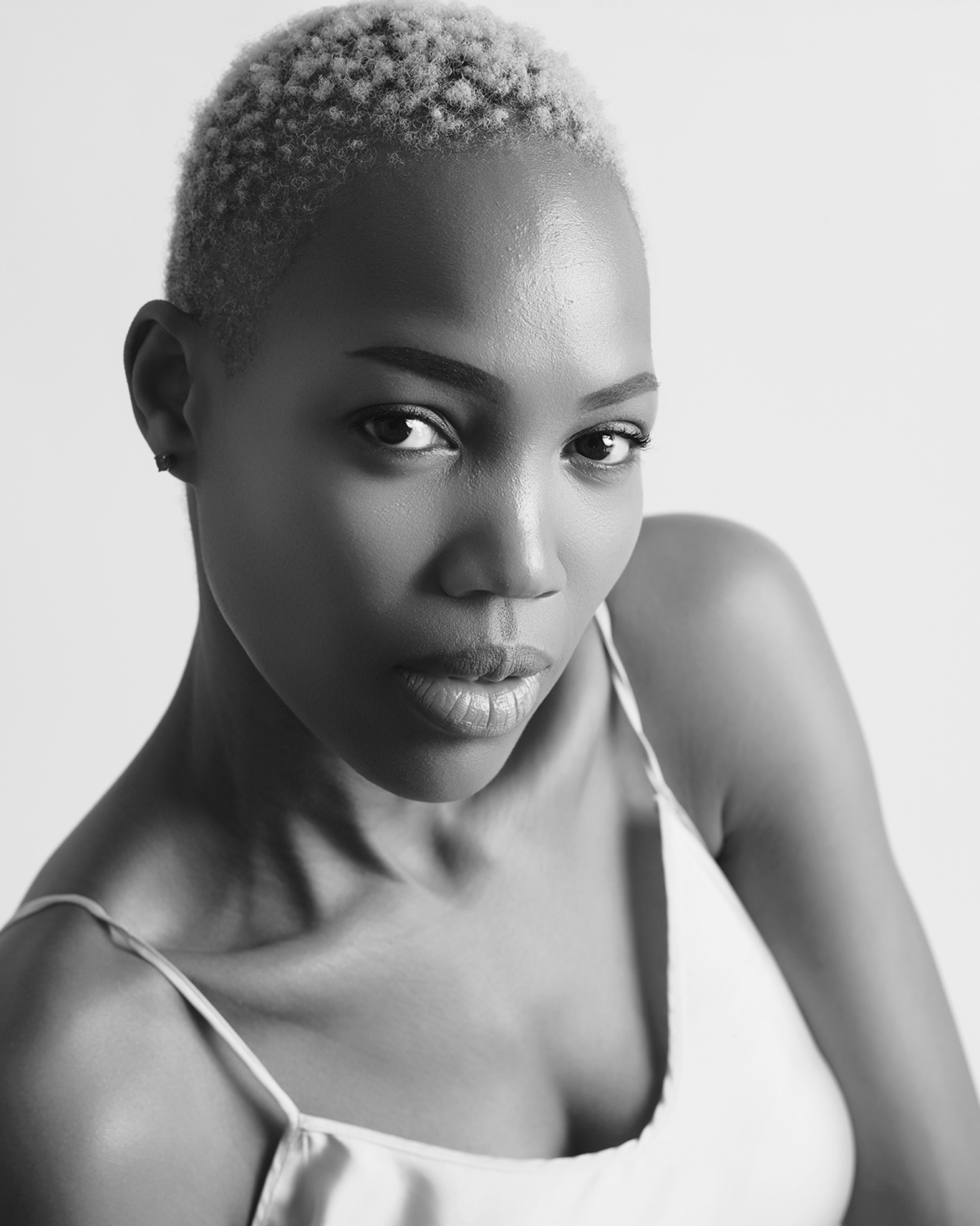 Dramatisches Schwarz-Weiß-Portrait einer Frau – intensives Licht- und Schattenspiel für eine kunstvolle, ausdrucksstarke Bildwirkung.