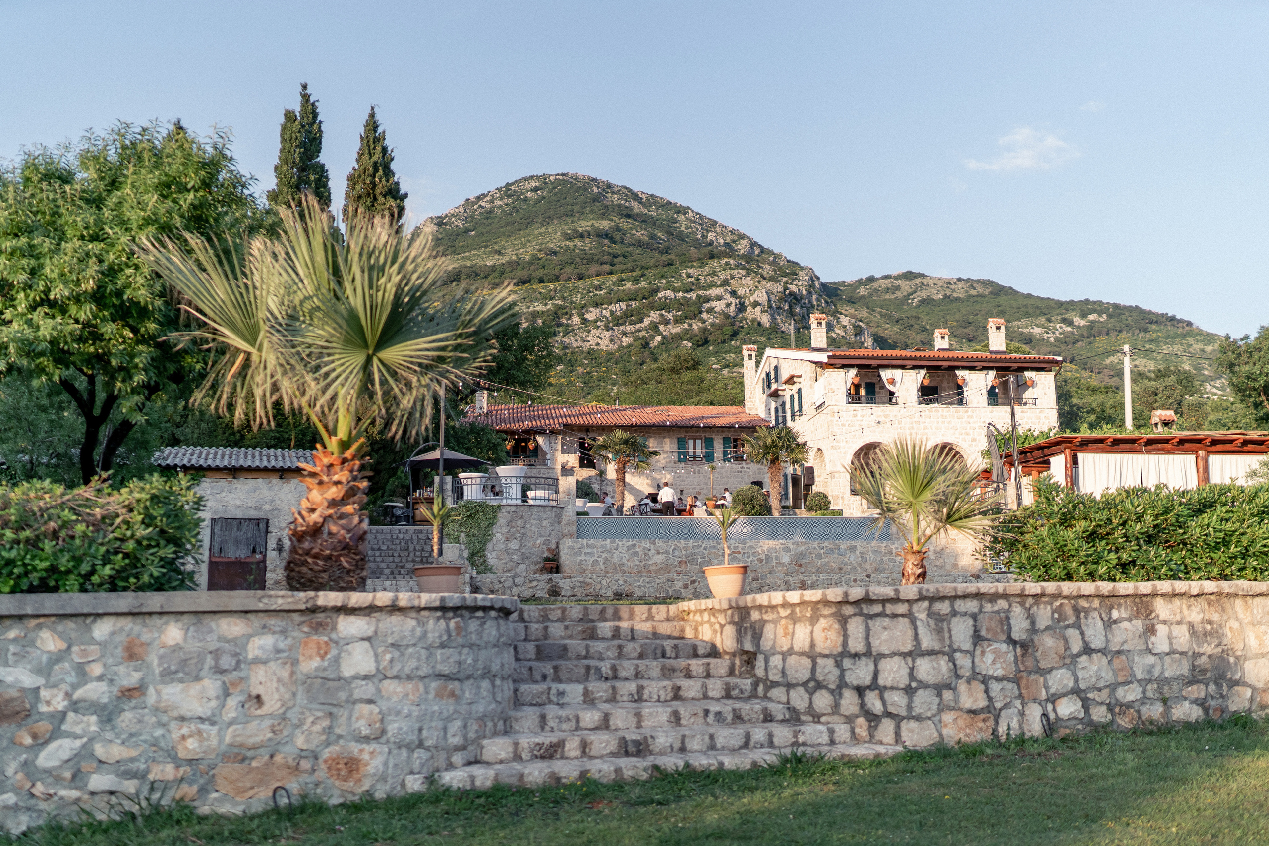 Italiaanse villa bruiloft vs. Montenegrijnse villa bruiloft: Een uniek