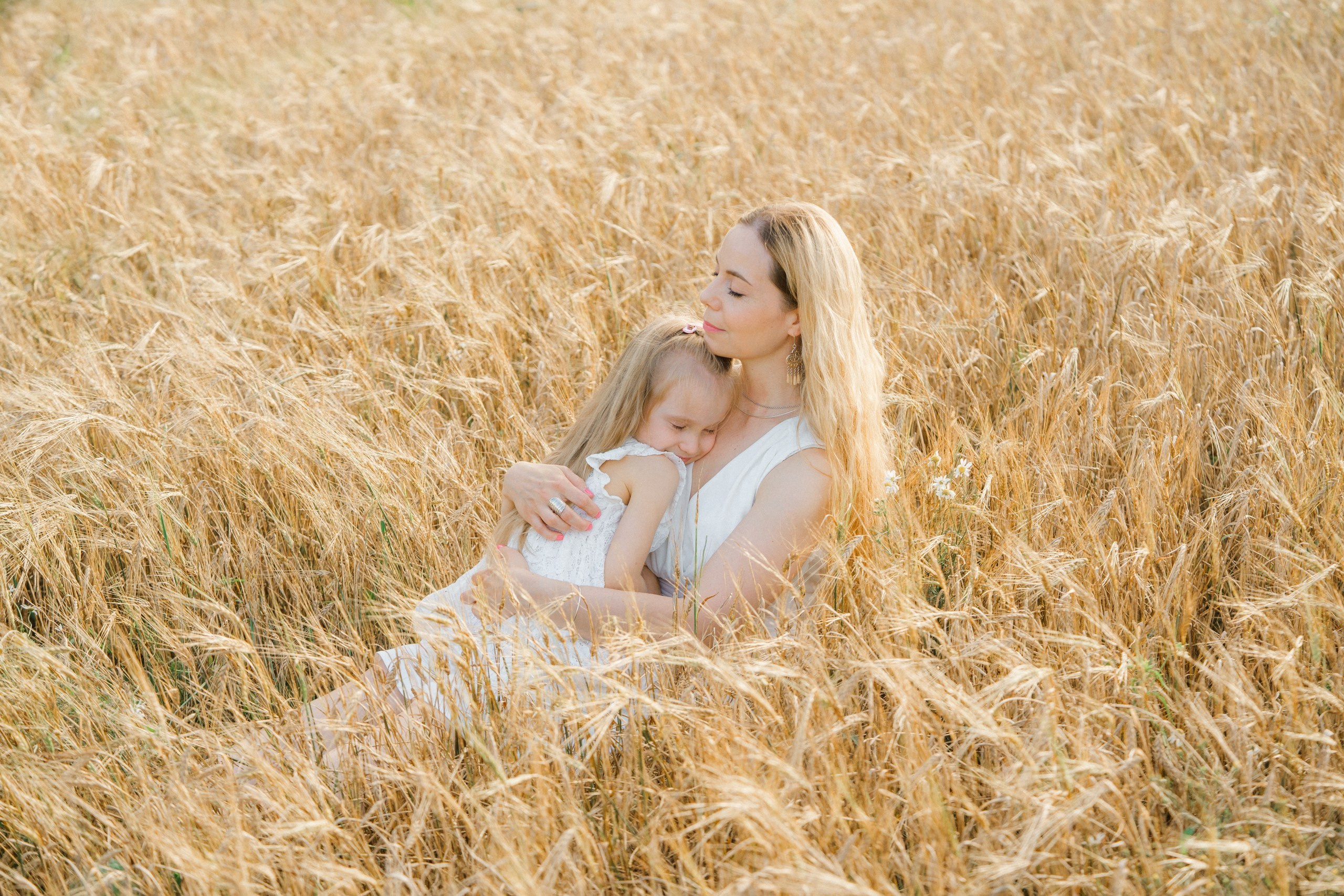 Äiti-tytär kuvaus viljäpellolla