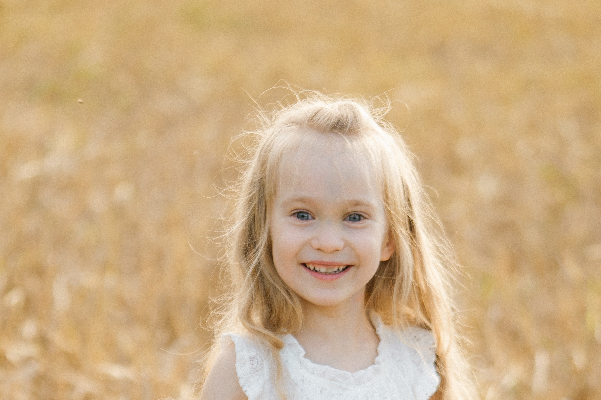 Äiti-tytär kuvaus viljäpellolla