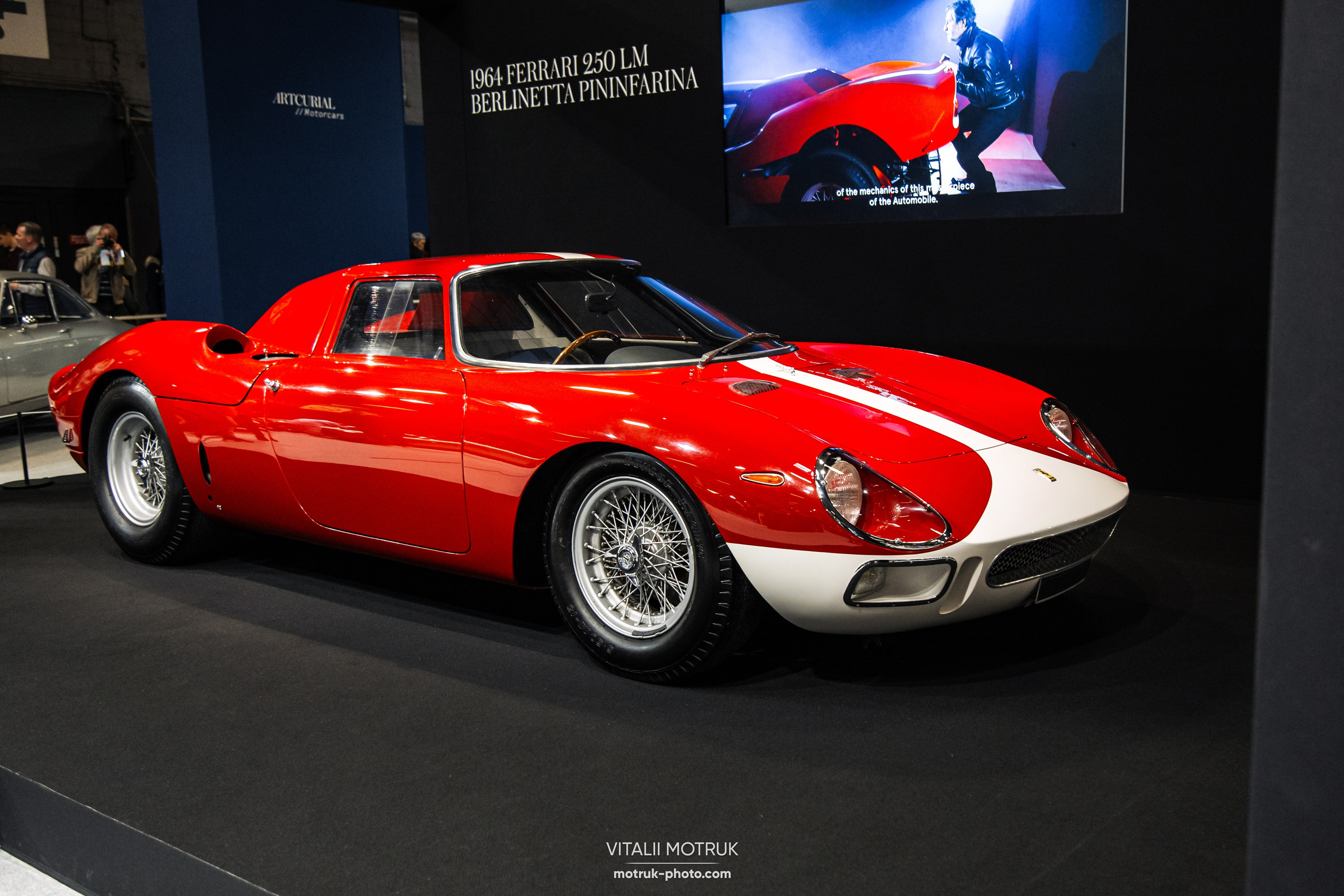 Retromobile 2023. Photographe de voitures à Paris — Vitalii Motruk