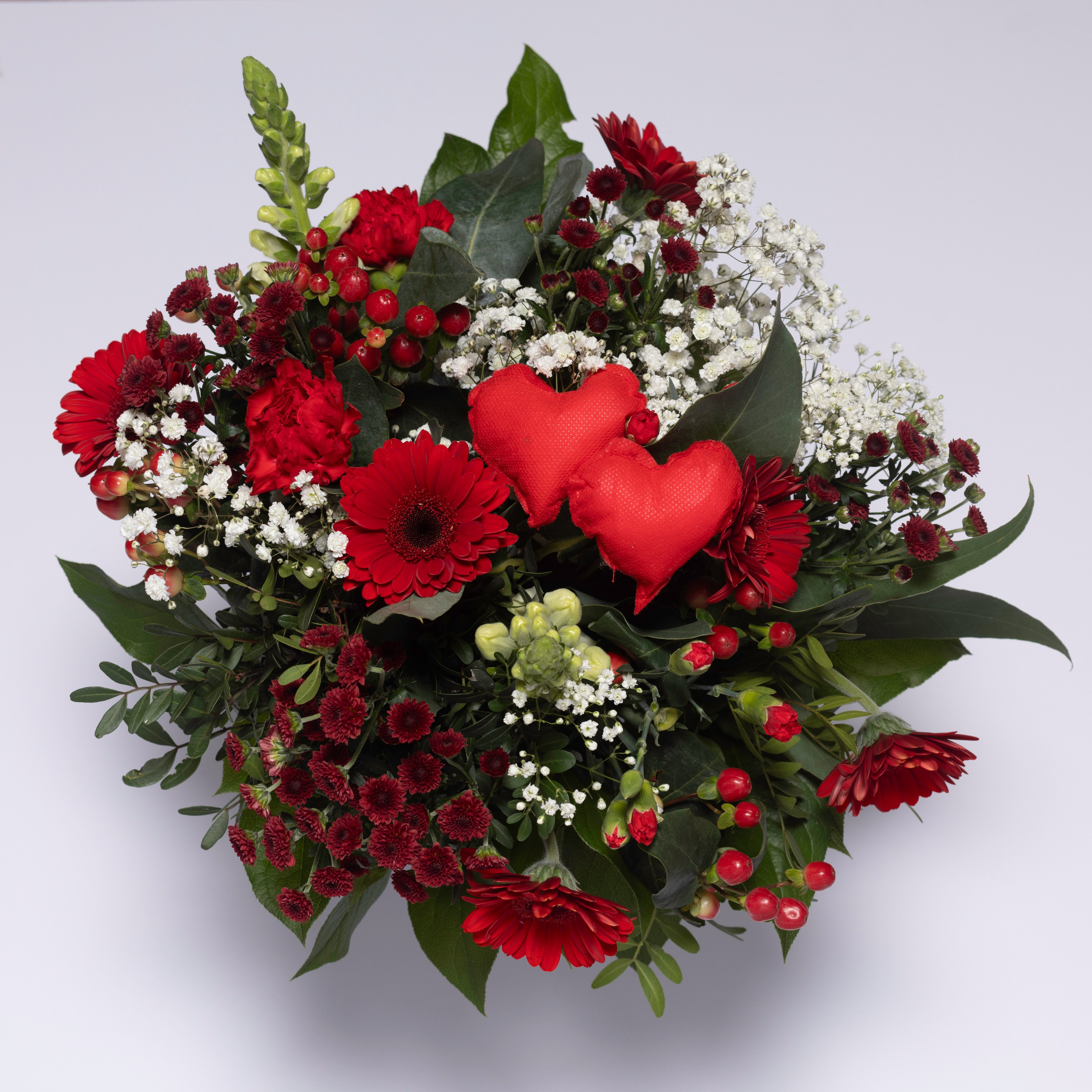 Romantisk buket med hjerter – en smuk kærlighedsgaveOverrask en du holder af med en elegant buket fyldt med friske blomster i romantiske farver og dekorative hjerter. Perfekt til Valentinsdag, årsdag eller fødselsdag. Buketten er håndbundet med omhu og skaber en stemningsfuld og kærlig atmosfære. Vi tilbyder hurtig levering i Aarhus og oplandet med Wolt, så du nemt kan sende en smuk blomsterhilsen direkte til døren.Bestil online i dag og glæd en særlig person.Akropolis Blomster – romantiske buketter til enhver anledning.