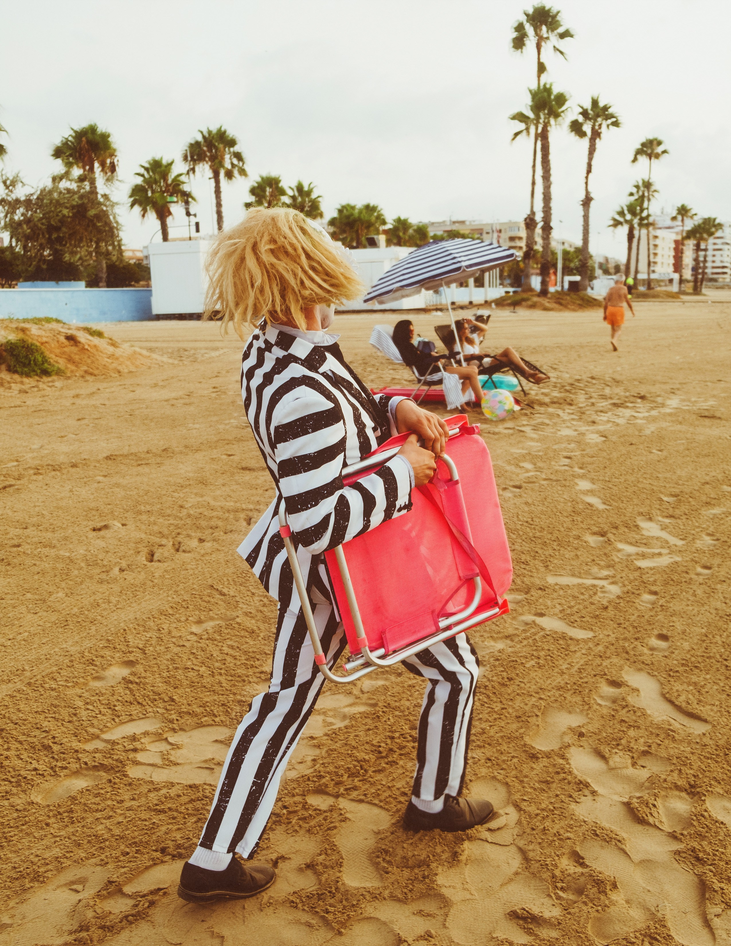 Beetlejuice на море: Экспериментальная фотосессия с цирковыми артистами — Фотограф Андрей Луковников