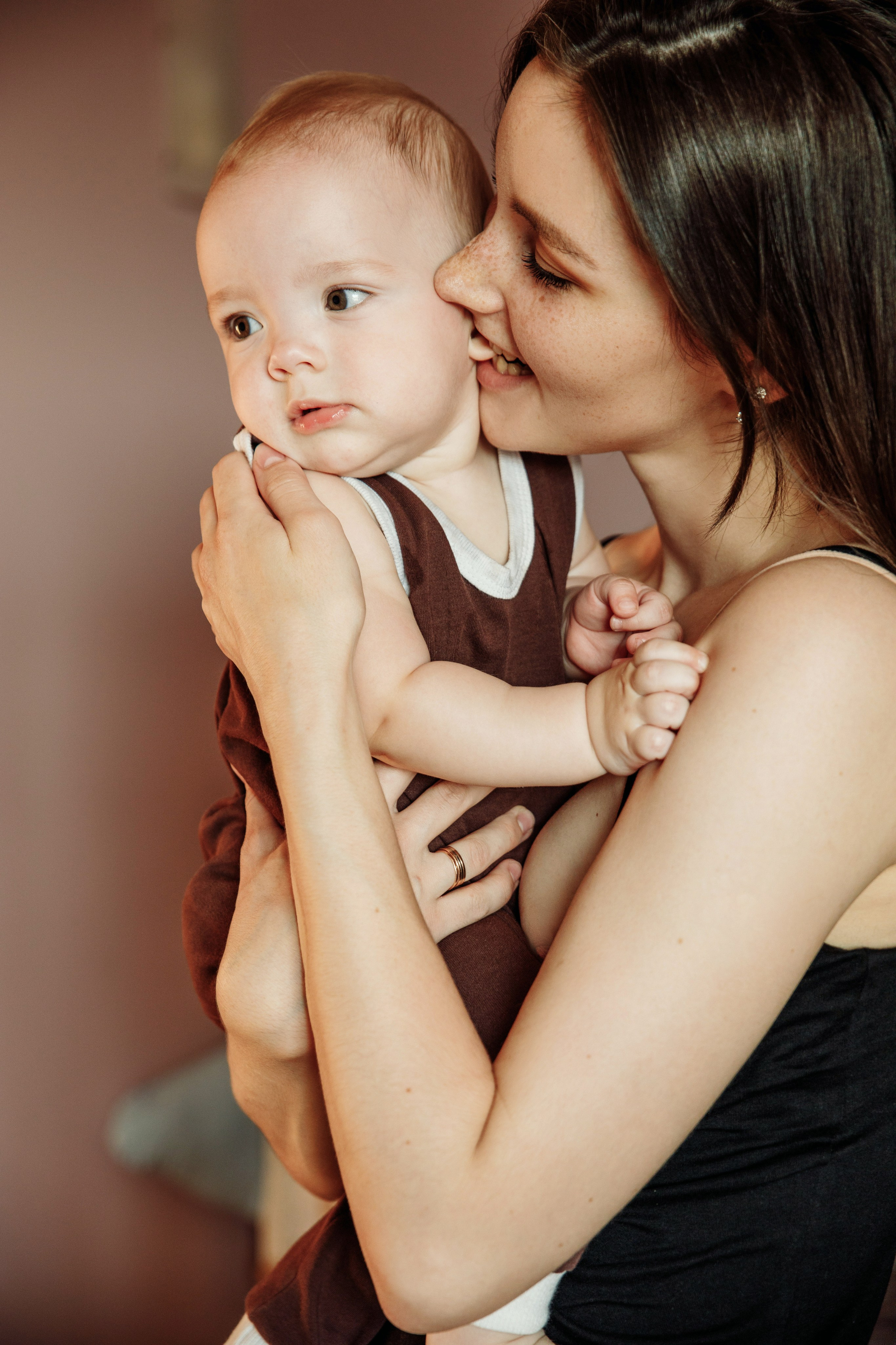 Adorable baby portraits capturing curiosity and first smiles in a natural home setting. Alisa Tant — Family and newborn photographer Bucks County, Montgomery county, Philadelphia, NJ