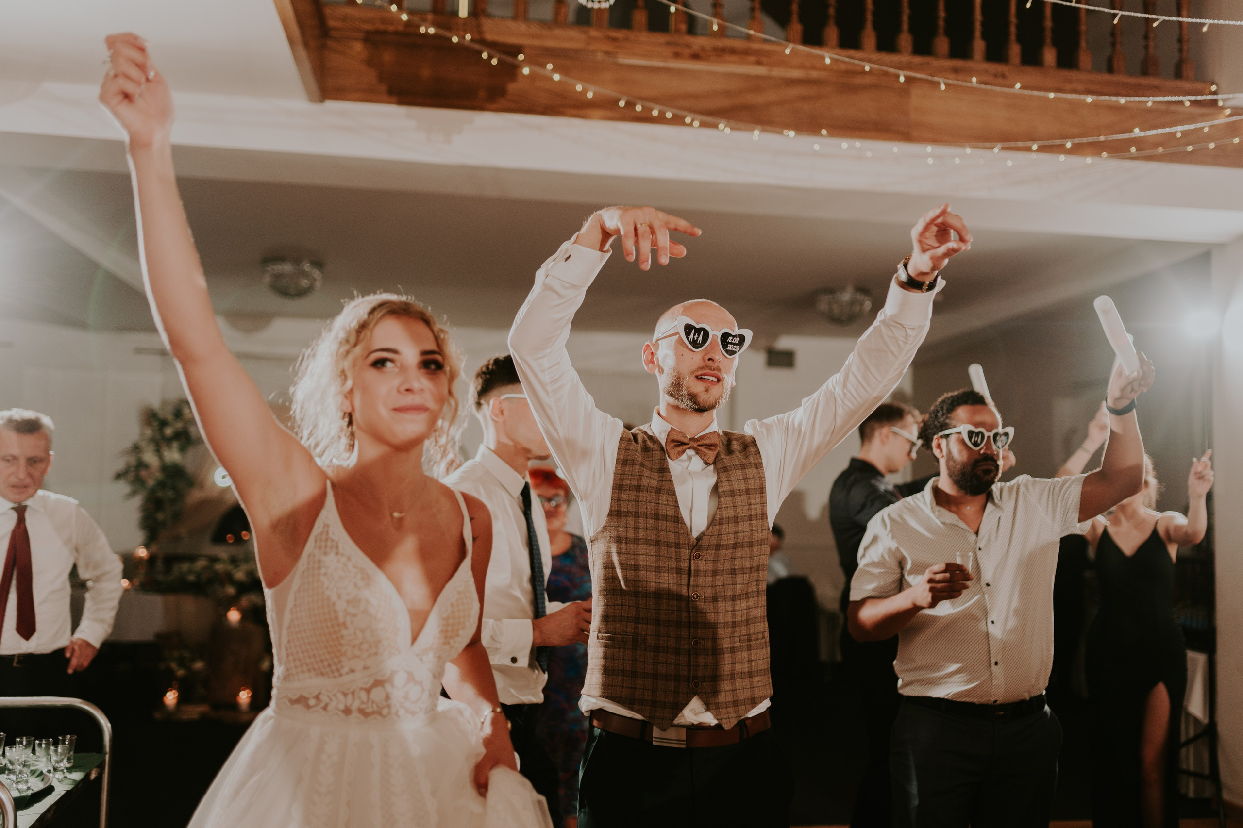 Dwór Wierzbno: plenerowy ślub pod wierzbą. Karkowskafoto - fotografia miłości