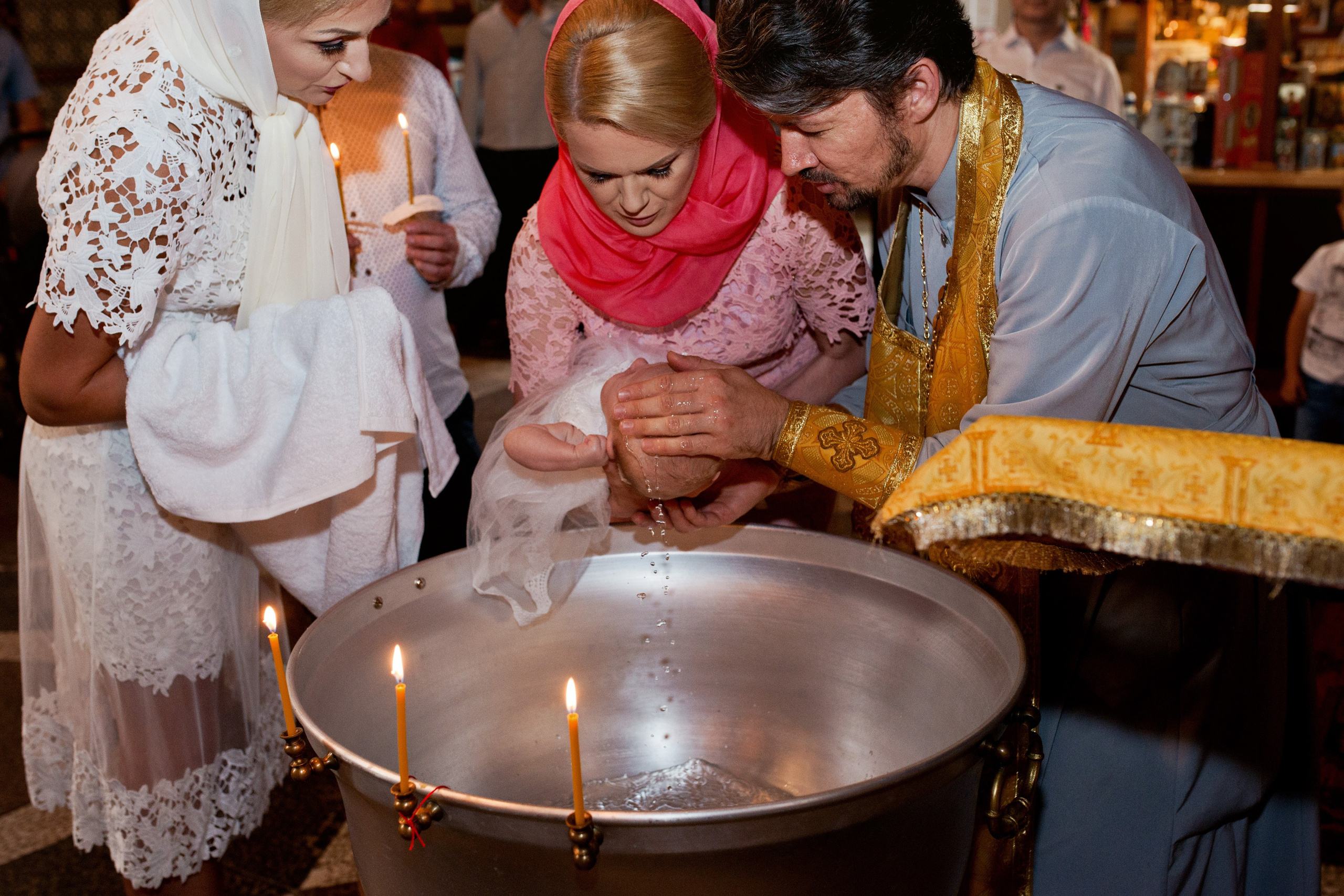 Krikštynos, krikštas, krikštynų fotosesija, ceremonija, bažnyčia krikštynų pasiruošimo fotografavimas. Krikštynų fotografas Vilnius Trakai kaina krikštynų fotografavimas fotografė personal.lt photogrpahy kainos šeima, vaikai profesionali natūrali meninė reportažinė klasikinė fotosesija, krikštynų fotosesija gamtoje