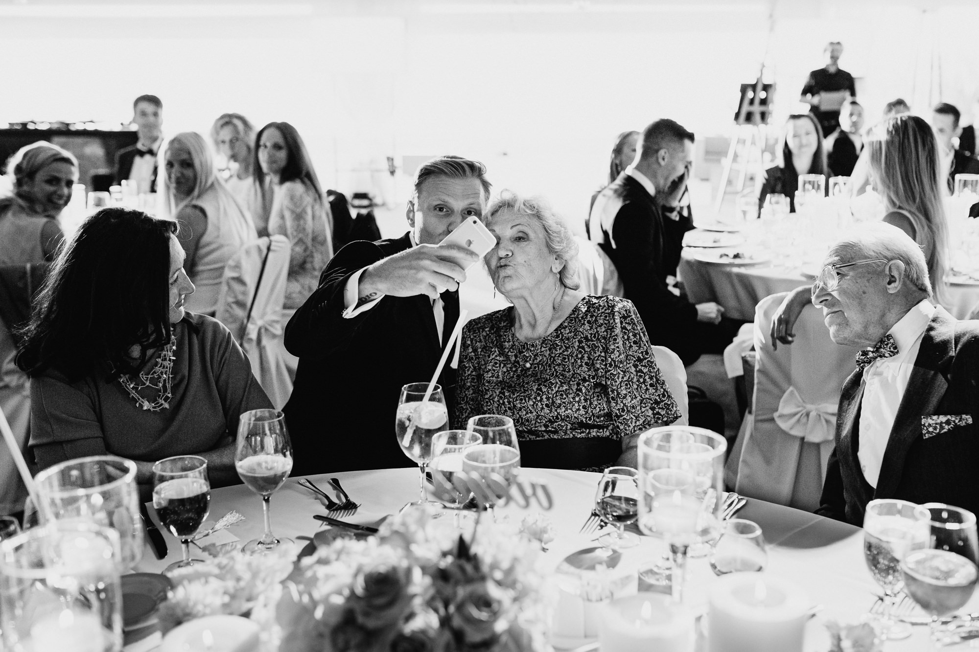 Dzīvā kāzu fotogrāfija - klasiska, huligāniska, dažāda