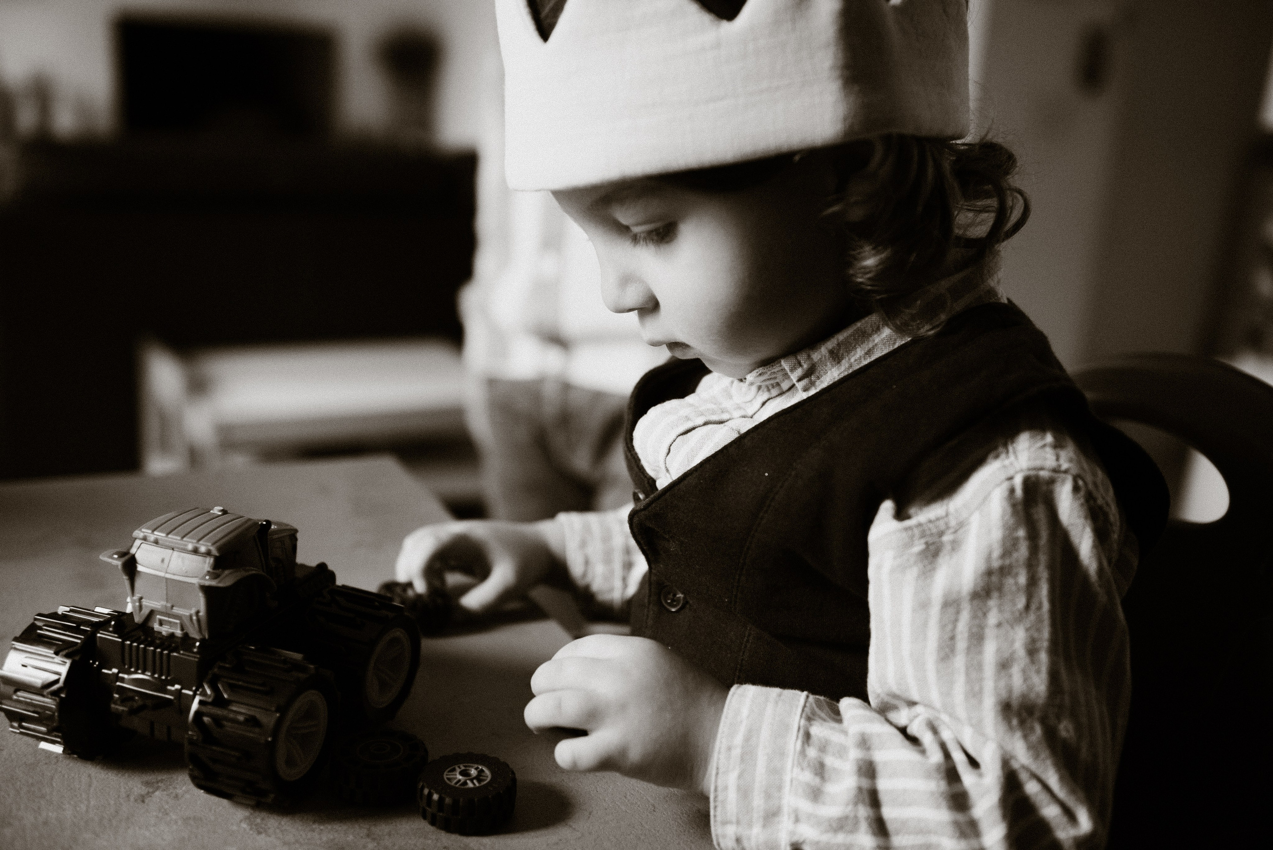 Emotional photo asession indoor in Milan. Family portraits