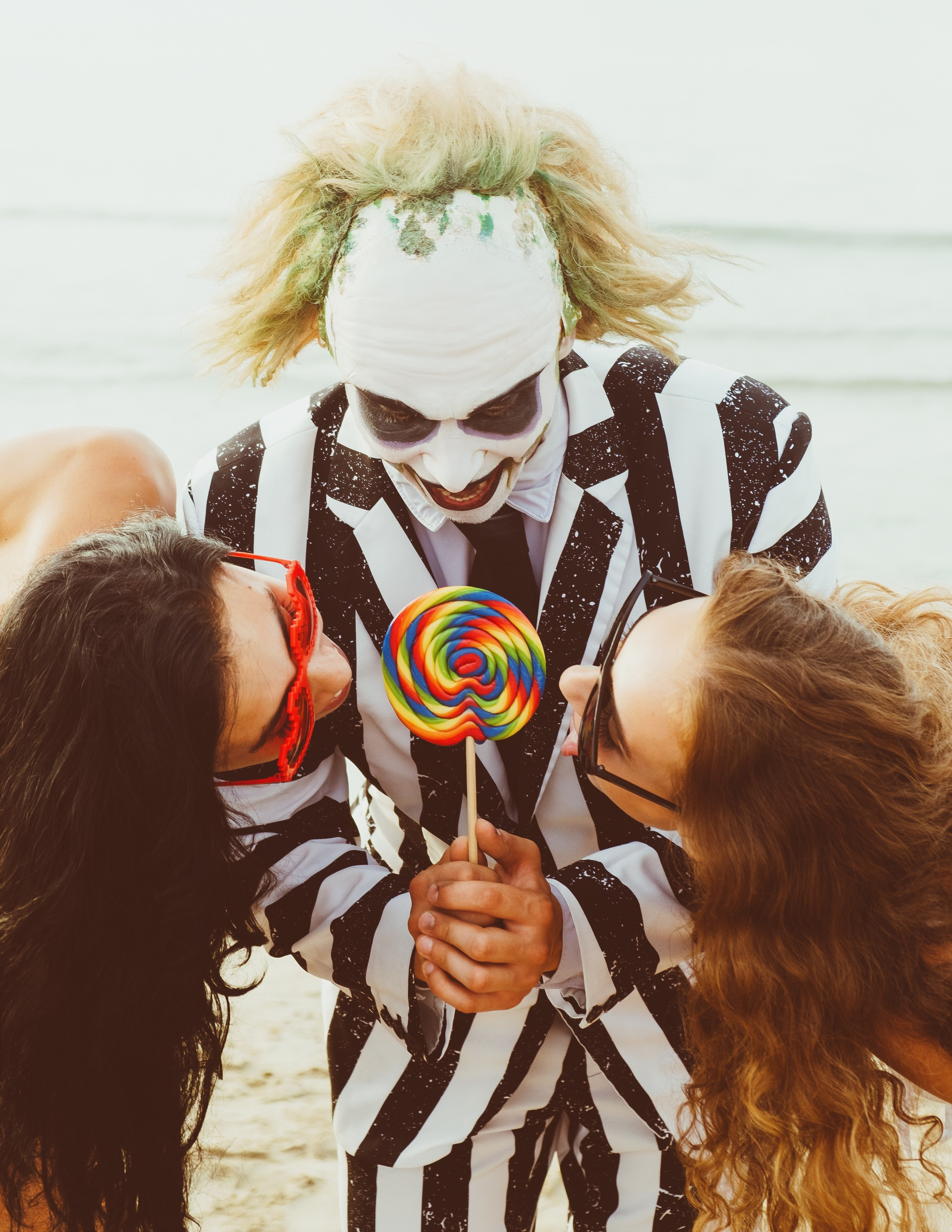 Beetlejuice на море: Экспериментальная фотосессия с цирковыми артистами — Фотограф Андрей Луковников