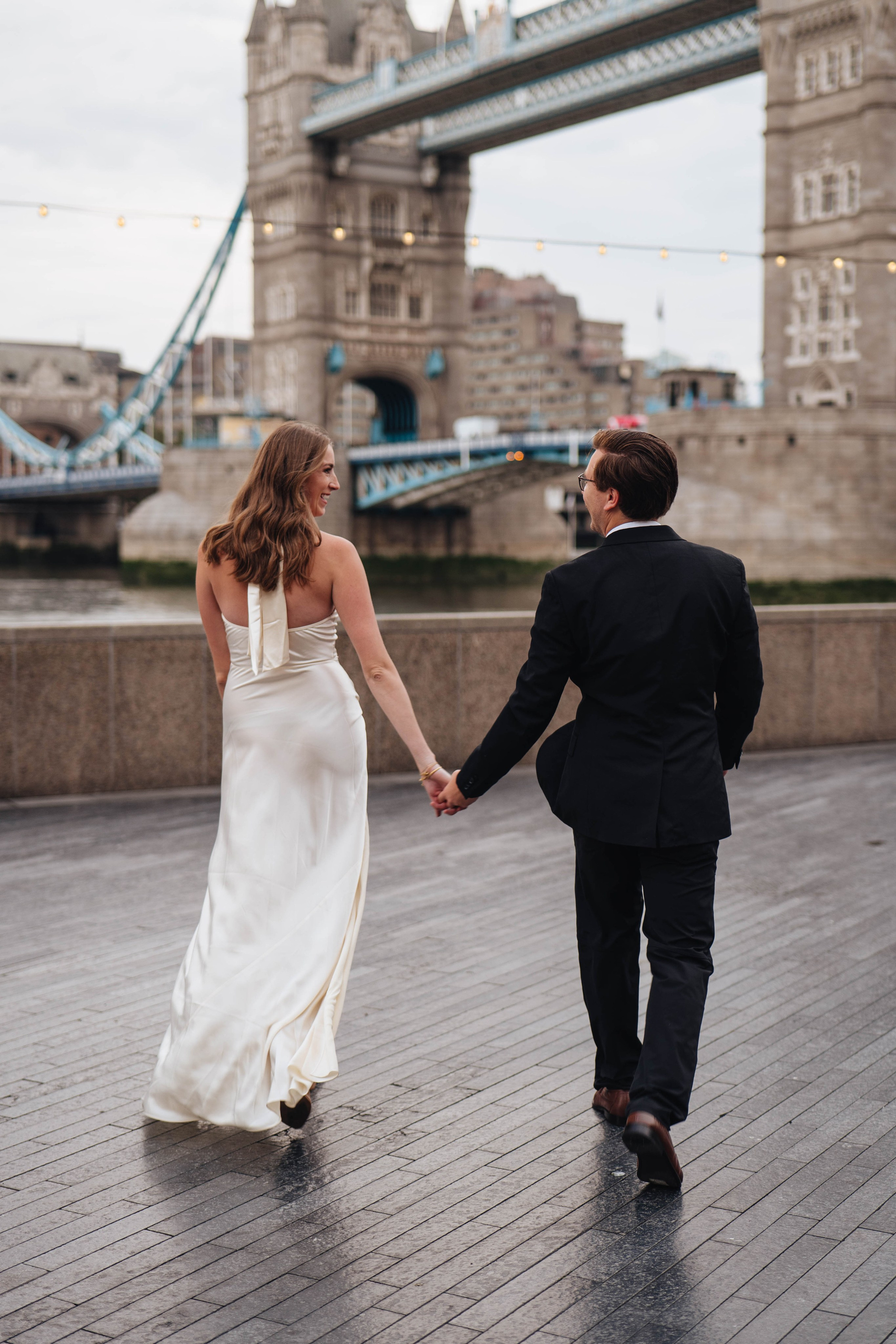 Love near Tower. Wedding and family photographer in London