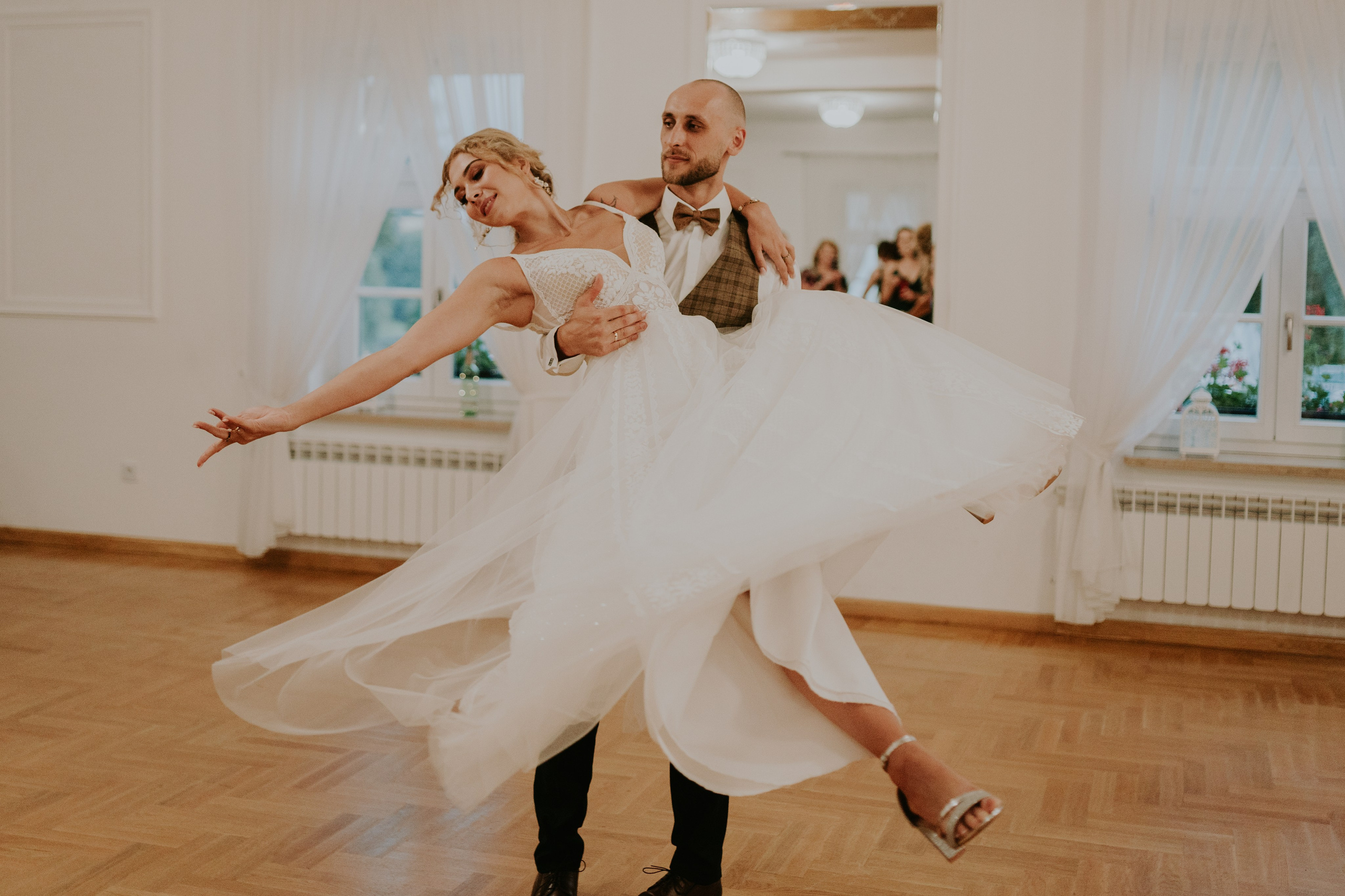 Dwór Wierzbno: plenerowy ślub pod wierzbą. Karkowskafoto - fotografia miłości