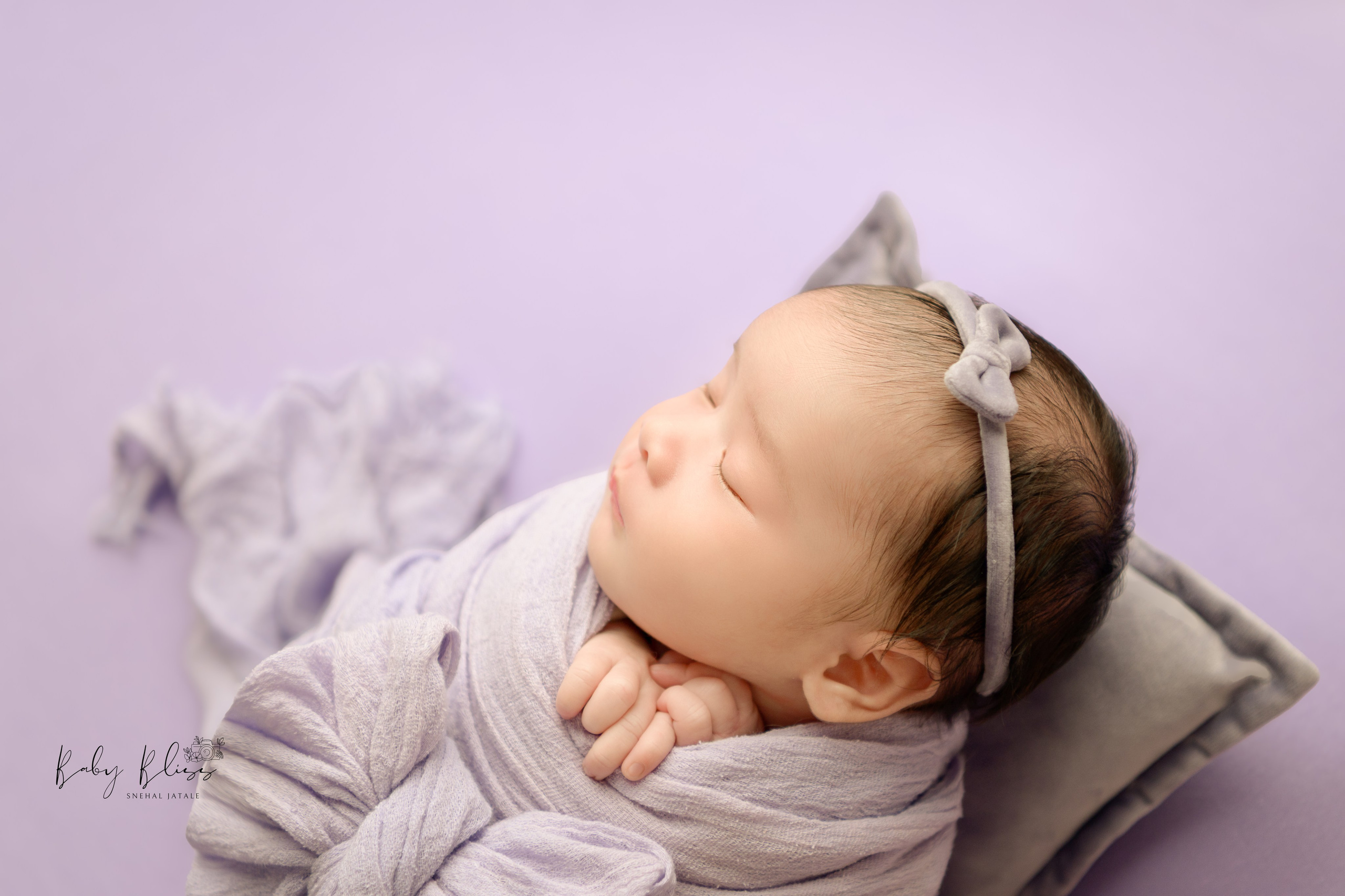 Best newborn photographer in Doha, Qatar. Best infant photoshoot in Doha, Qatar. Newborn photo session in Doha Qatar, baby, sitter, cake smash, pre-birthday, maternity, family photographer in Doha, Qatar