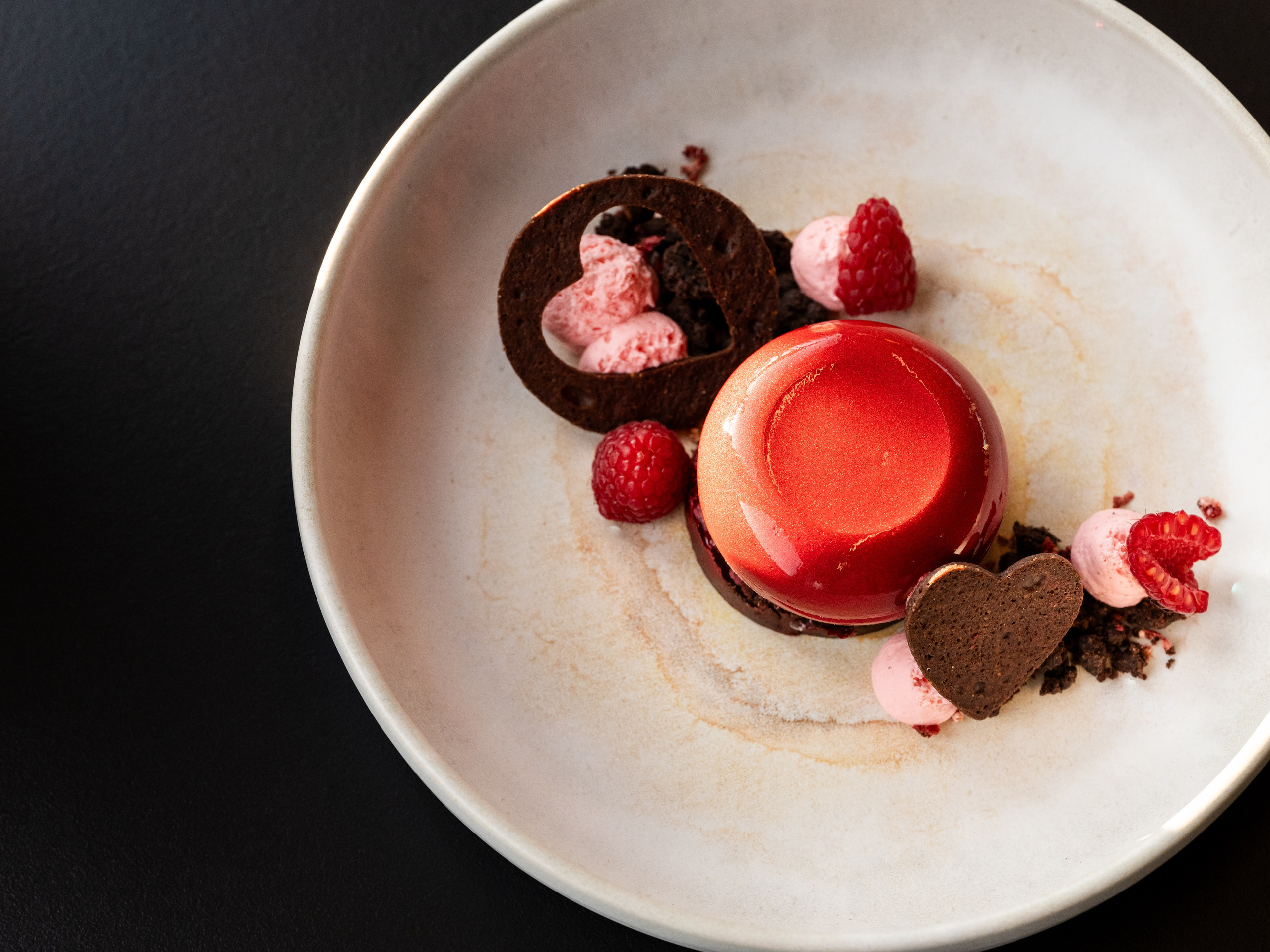 Farfurie cu desert rafinat pe fundal întunecat, stil editorial, perfectă pentru meniuri și campanii de fine dining