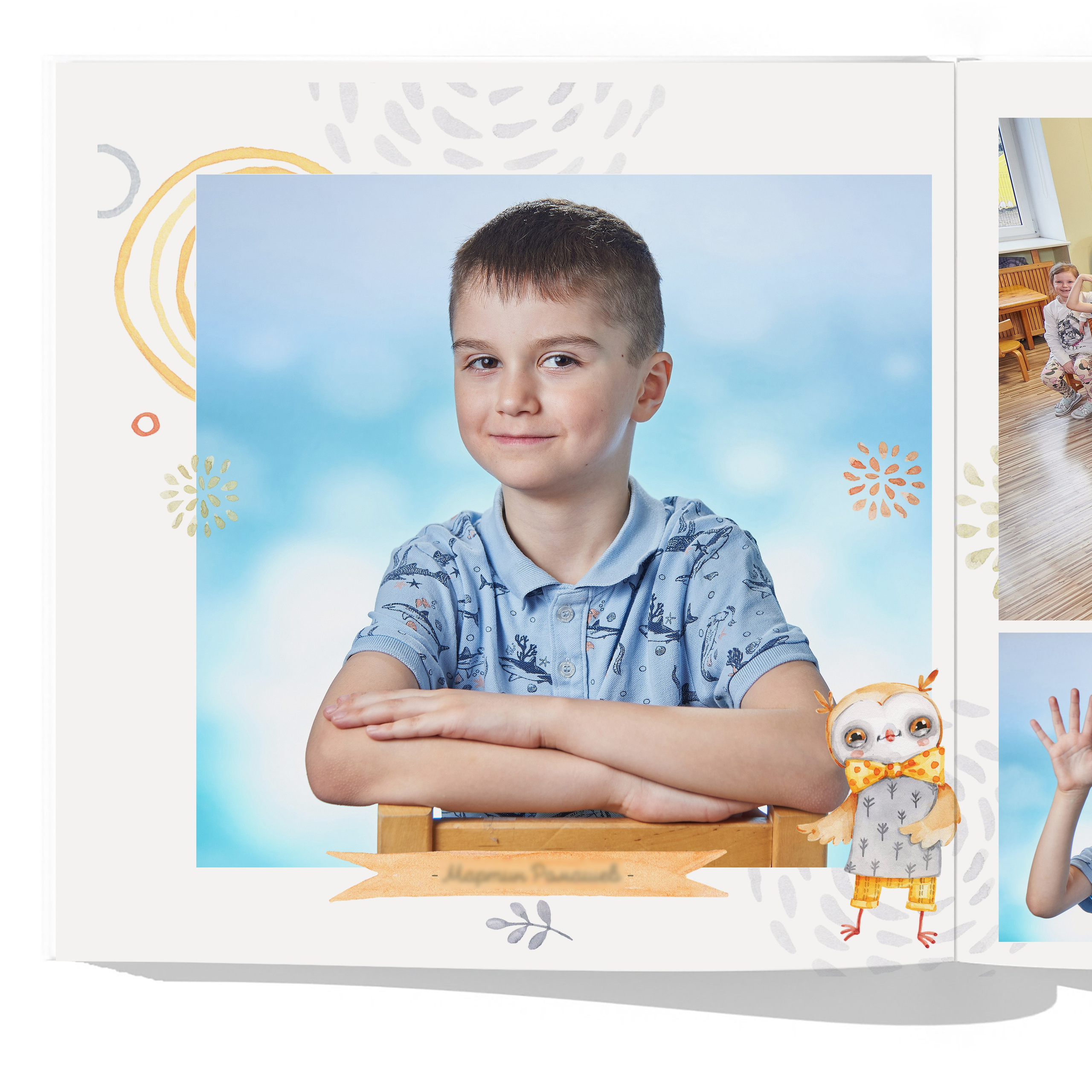 Разворот с веселыми портретами ребенка на студийном фоне