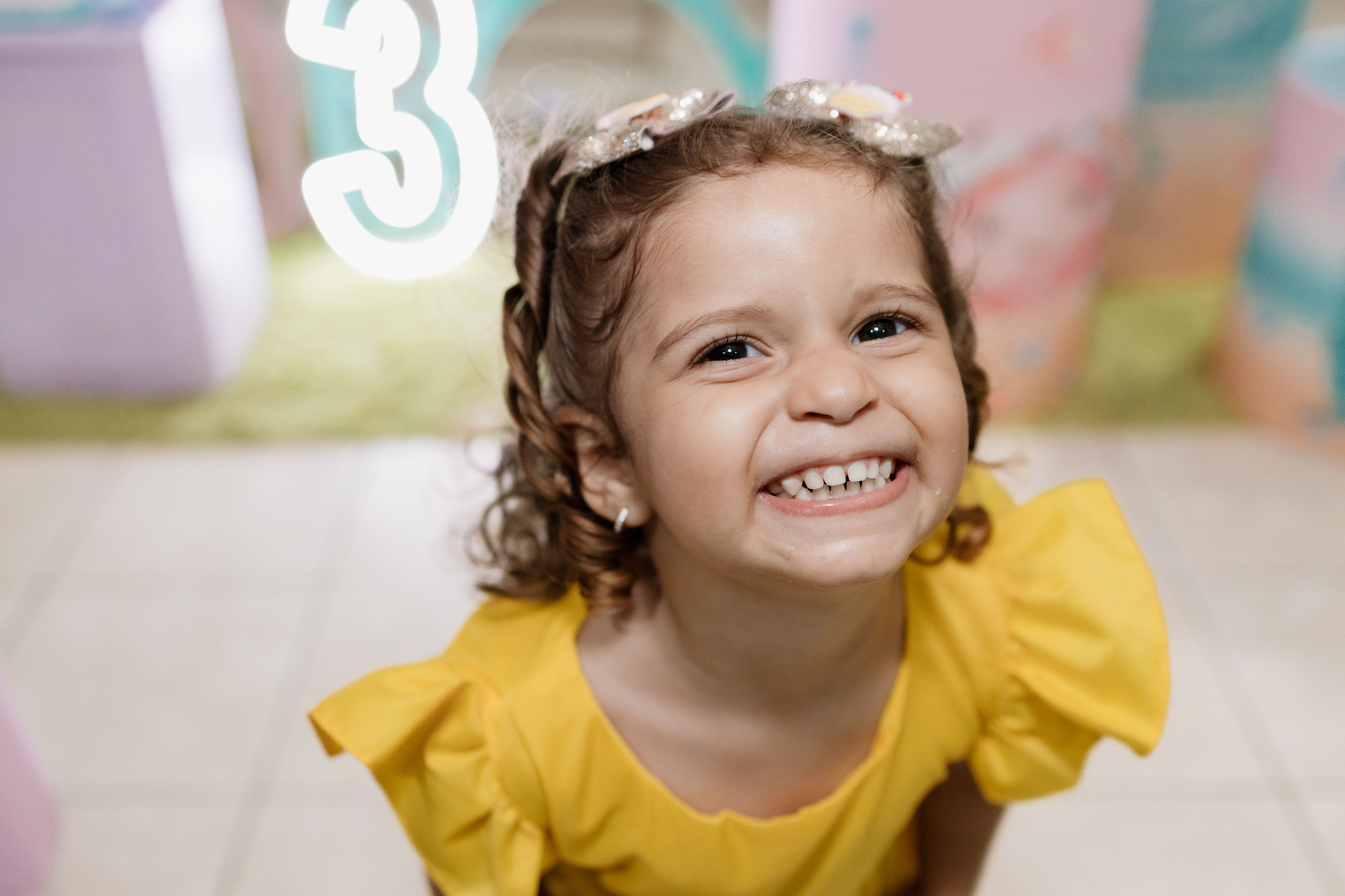 Momentos espontâneos de convidada criança da festa infantil