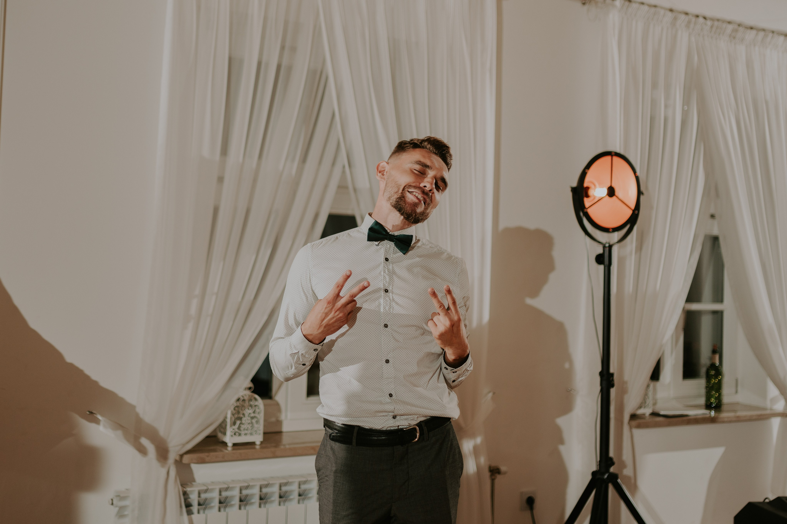 Dwór Wierzbno: plenerowy ślub pod wierzbą. Karkowskafoto - fotografia miłości