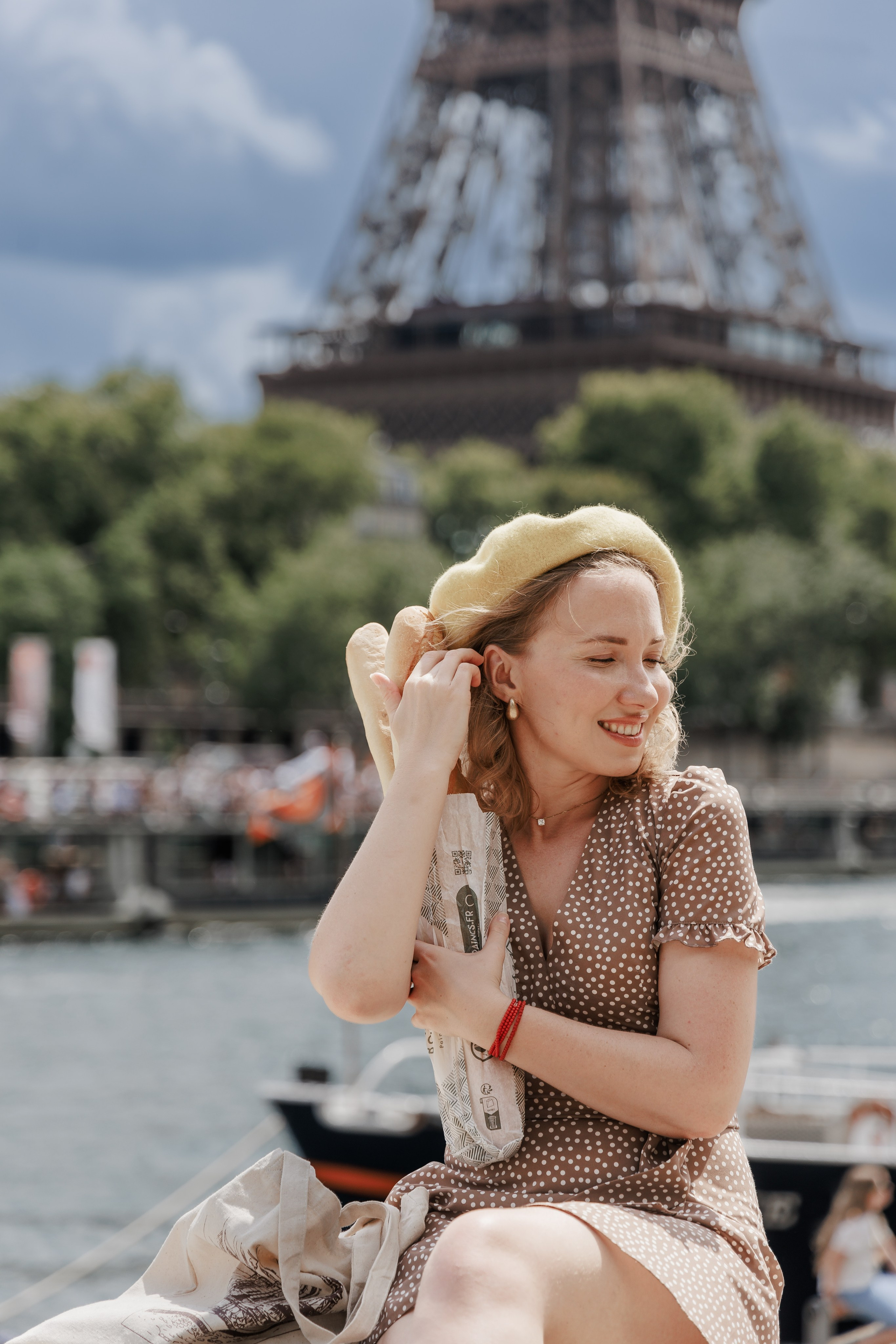 📸 French Dream in Every Frame: ISTA PHOTO SHOOT with a Baguette, Beret & Iconic Tower Backdrop. Photographe à Paris