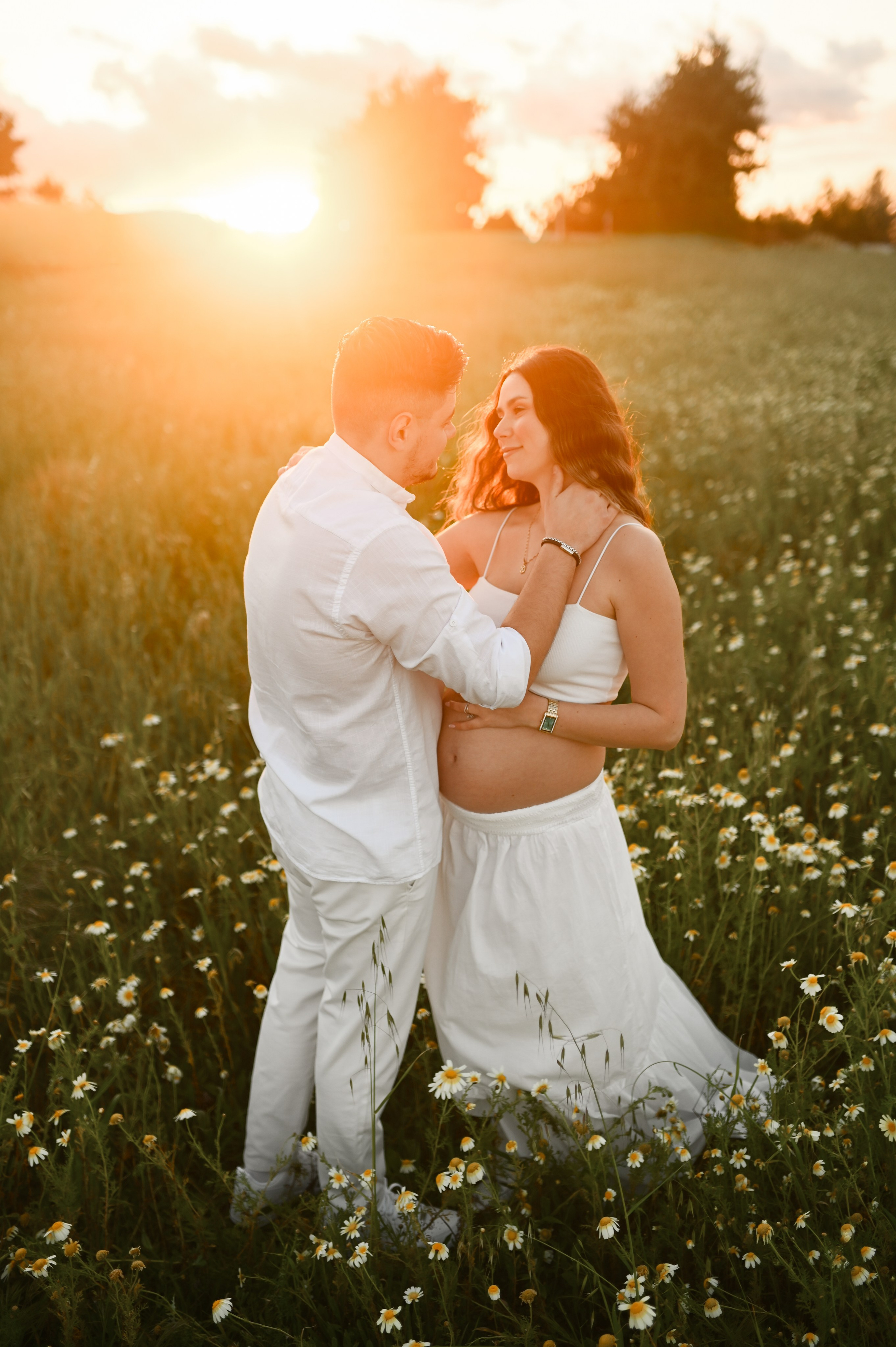 Ρομαντική φωτογράφιση εγκυμοσύνης σε χωράφι με λουλούδια. WELCOME